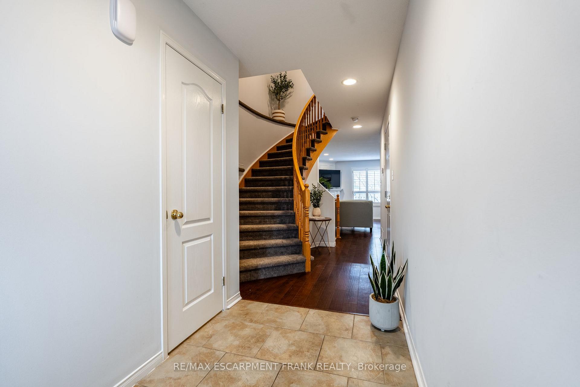 Photo 3 of 83 Foxborough Drive, Hamilton, Ancaster — HOMEH