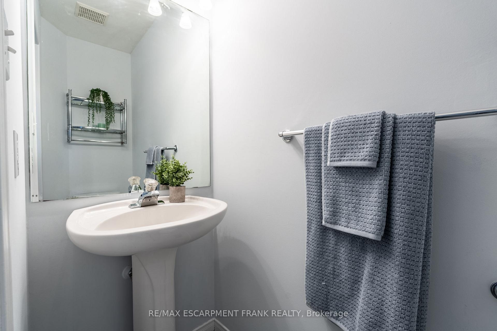 Photo 13 of 83 Foxborough Drive, Hamilton, Ancaster — HOMEH