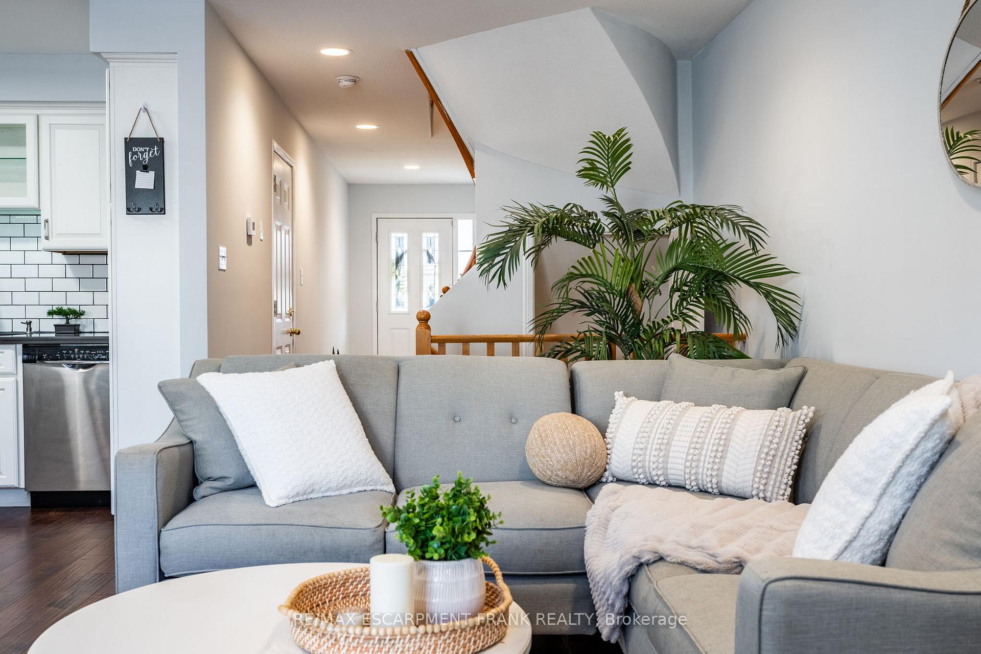 Photo 8 of 83 Foxborough Drive, Hamilton, Ancaster — HOMEH