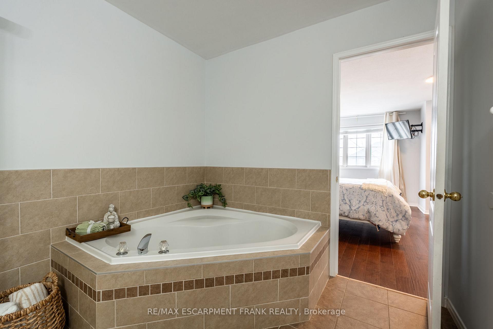Photo 29 of 83 Foxborough Drive, Hamilton, Ancaster — HOMEH