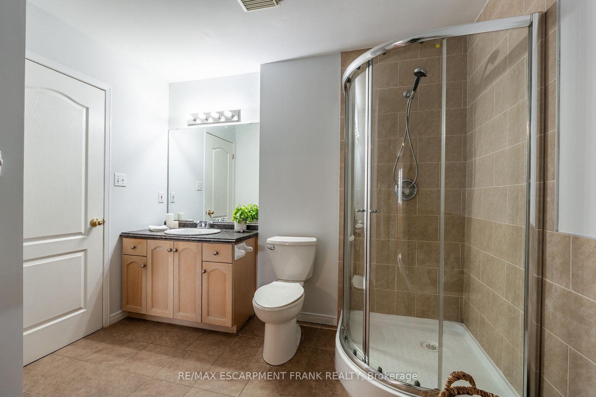Photo 32 of 83 Foxborough Drive, Hamilton, Ancaster — HOMEH