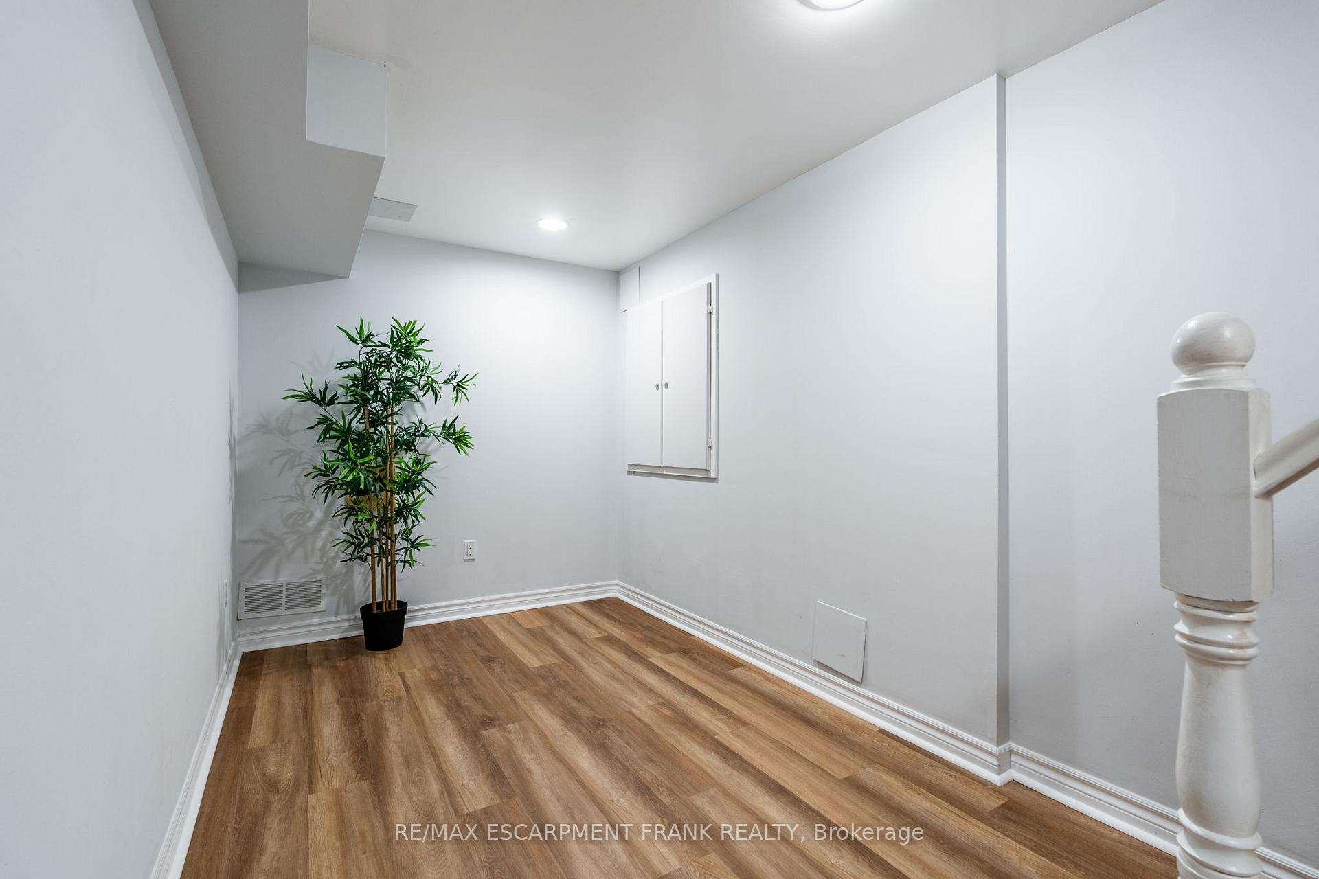 Photo 31 of 83 Foxborough Drive, Hamilton, Ancaster — HOMEH