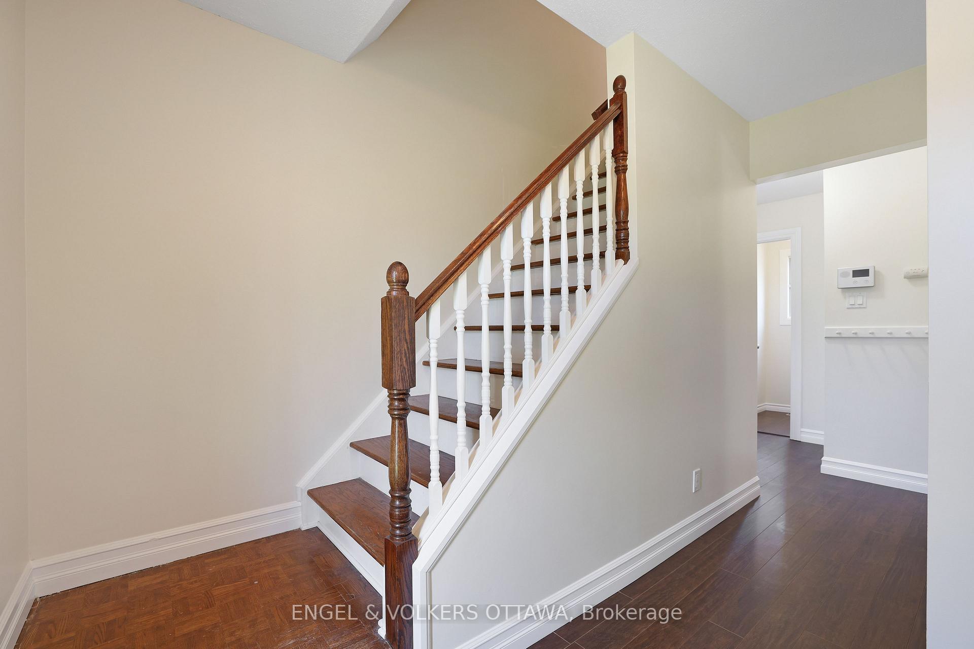 Photo 2 of 25 Coldstream Drive, Ottawa, Munster — HOMEH