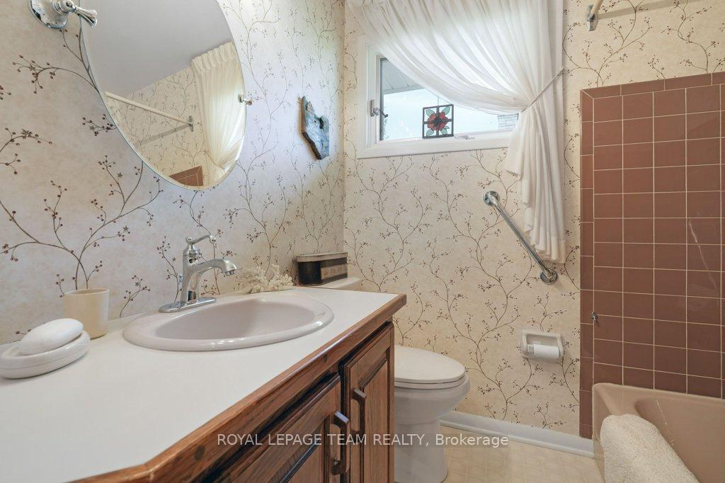 Photo 18 of 177 Stevenson Crescent, Renfrew — HOMEH