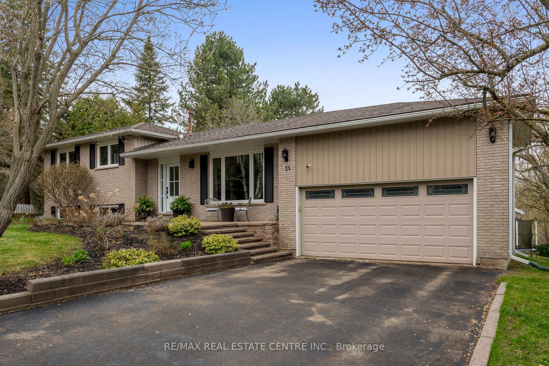 Photo 2 of 25 Erin Heights Drive, Erin — HOMEH