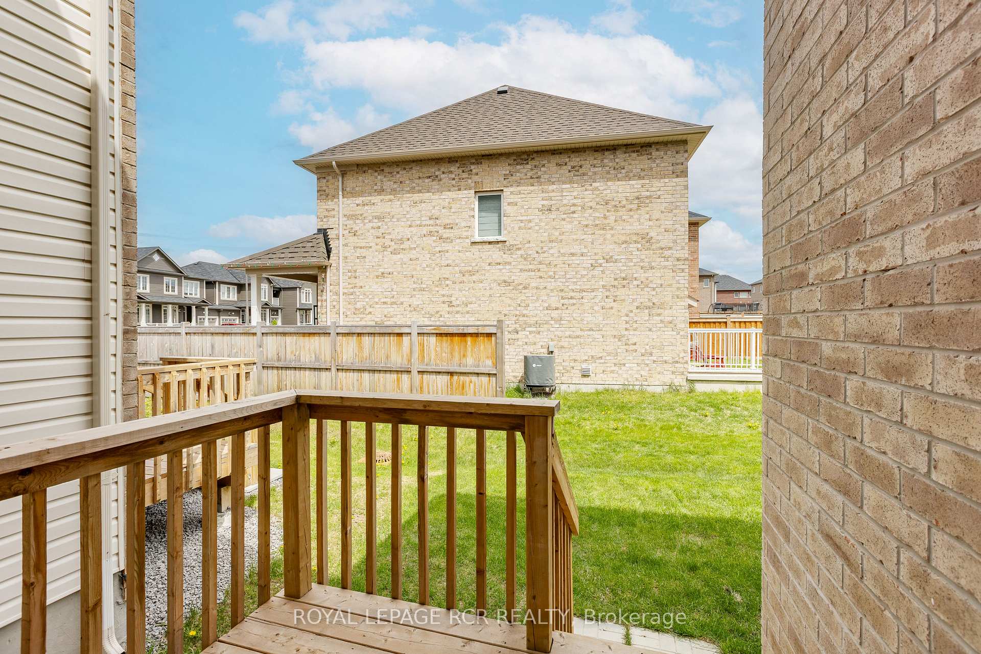 Photo 33 of 56 Kingknoll Crescent, Georgina, Keswick South — HOMEH