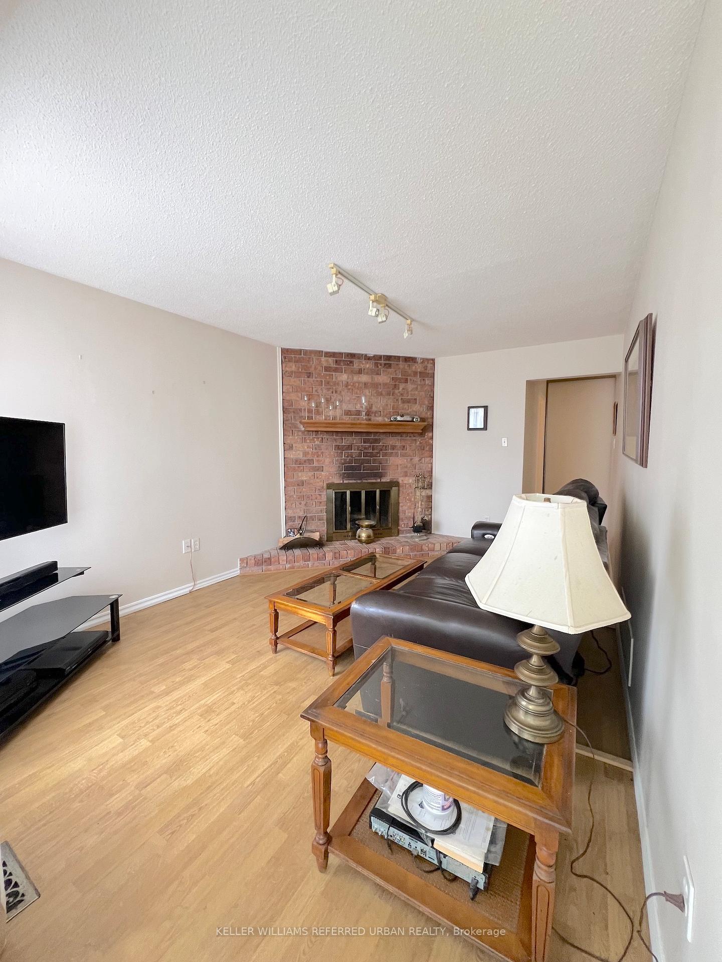 Photo 3 of 801 Lavis Street, Oshawa, Pinecrest — HOMEH