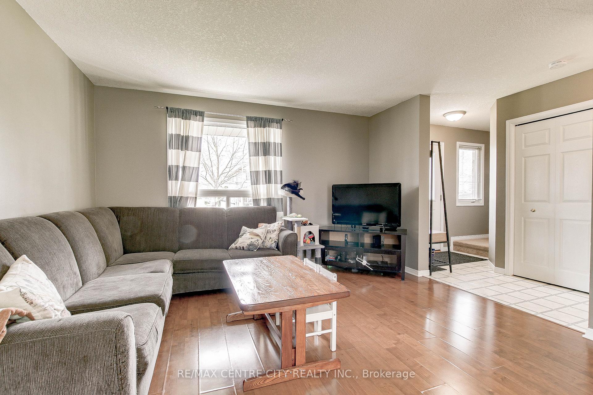 Photo 17 of 27 Cook Crescent, St. Thomas — HOMEH