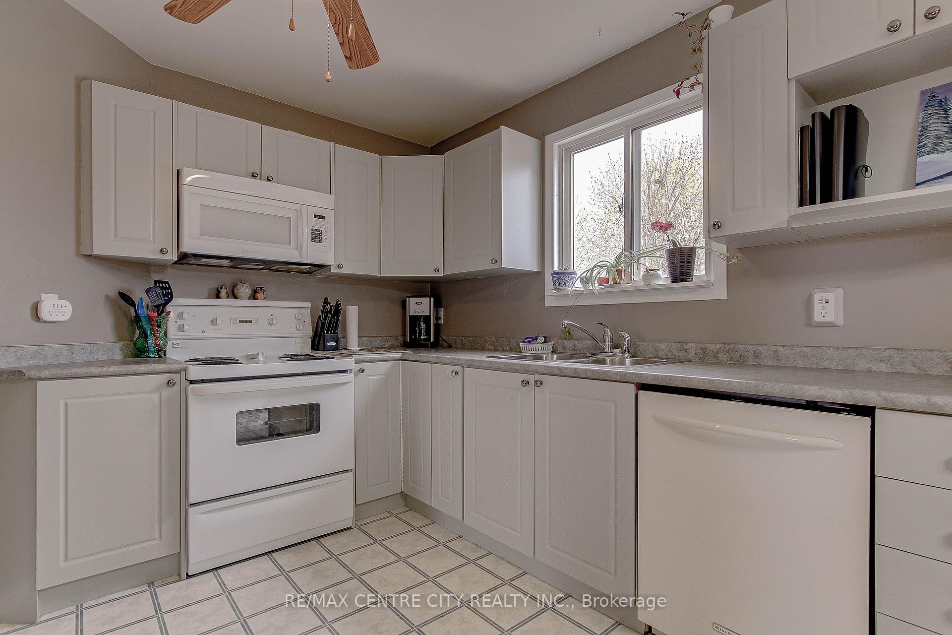 Photo 4 of 27 Cook Crescent, St. Thomas — HOMEH
