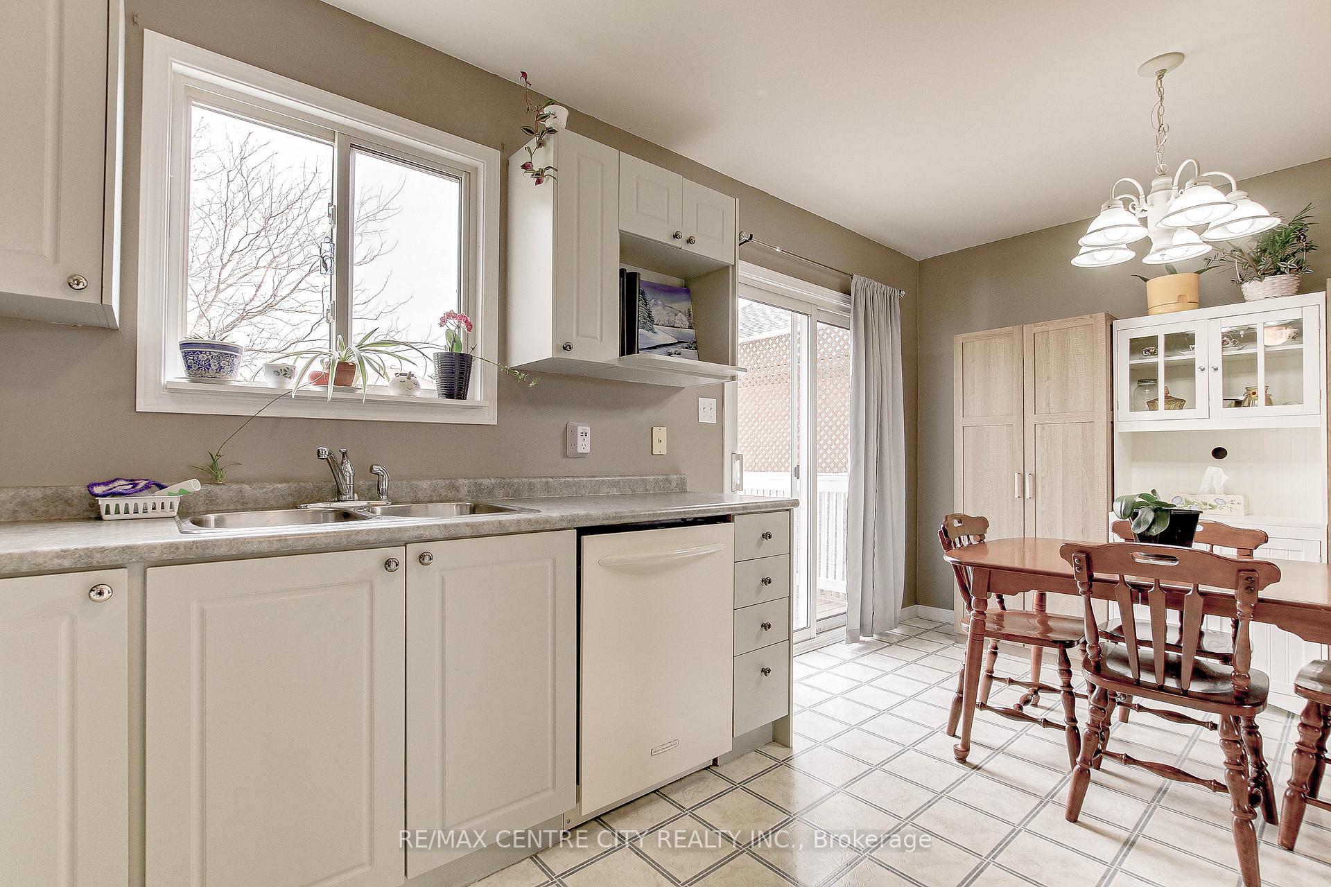 Photo 15 of 27 Cook Crescent, St. Thomas — HOMEH