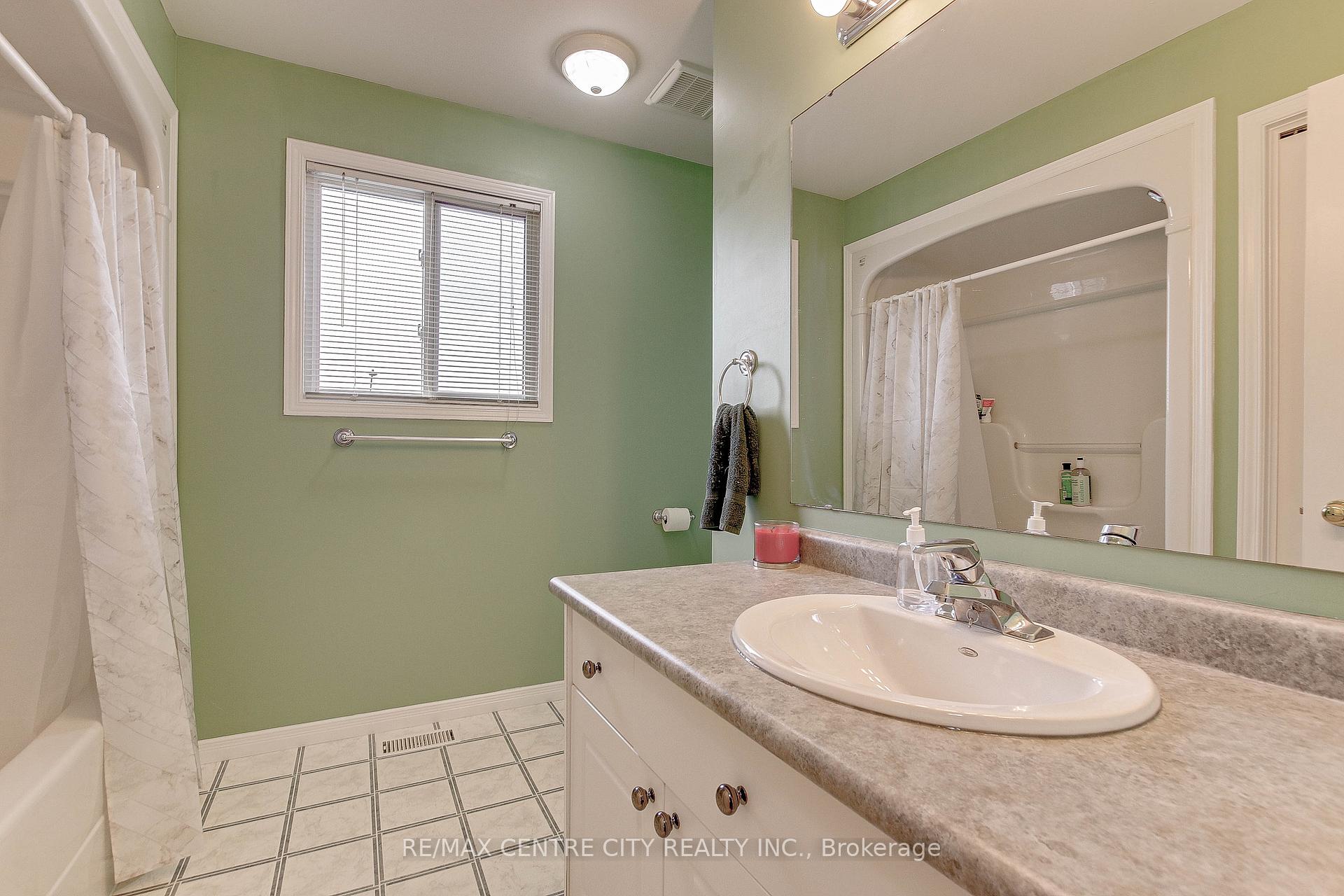 Photo 8 of 27 Cook Crescent, St. Thomas — HOMEH