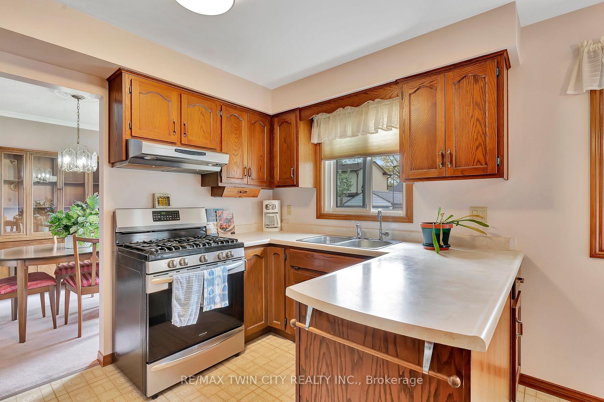Photo 24 of 331 Auburn Drive, Waterloo — HOMEH