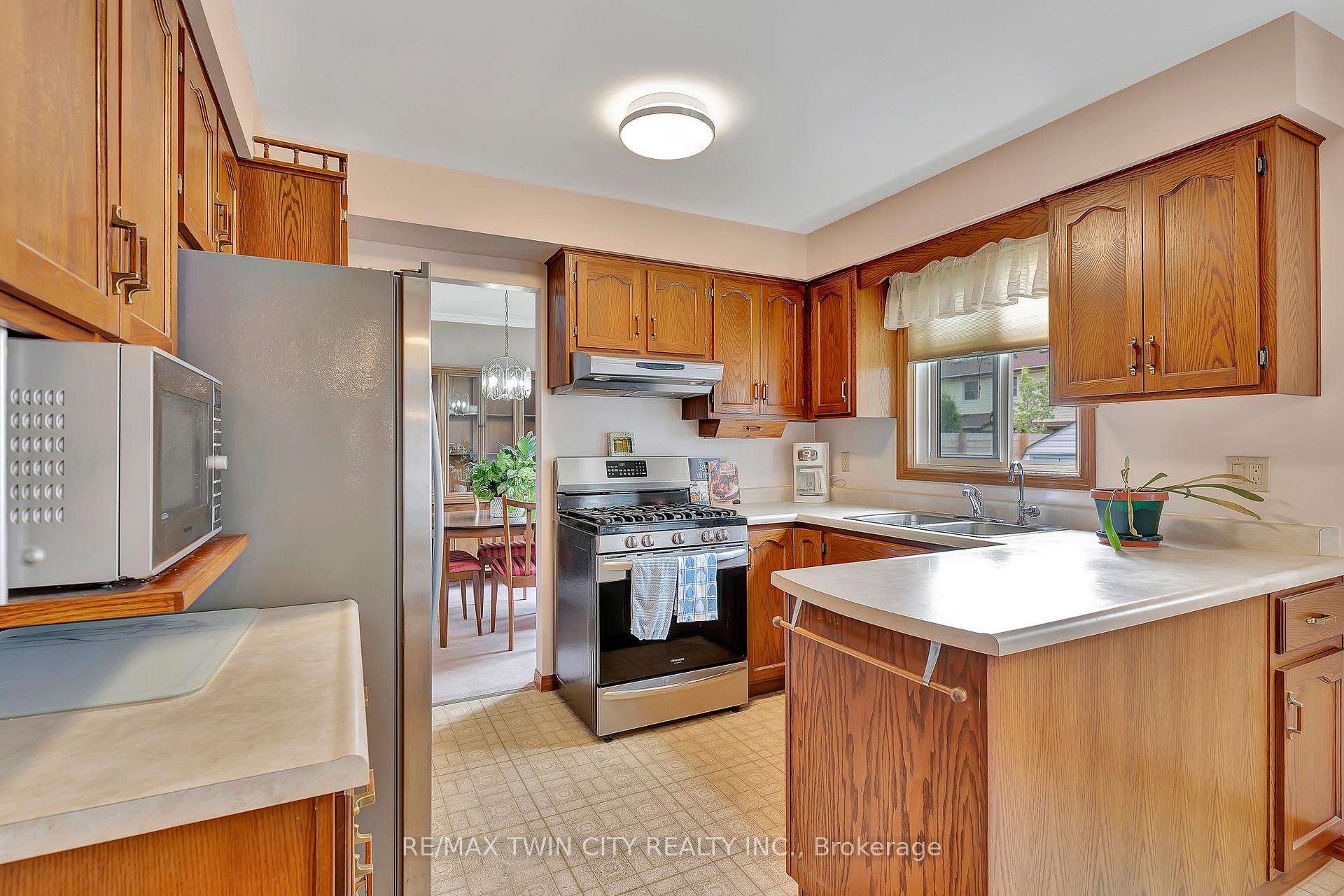 Photo 12 of 331 Auburn Drive, Waterloo — HOMEH