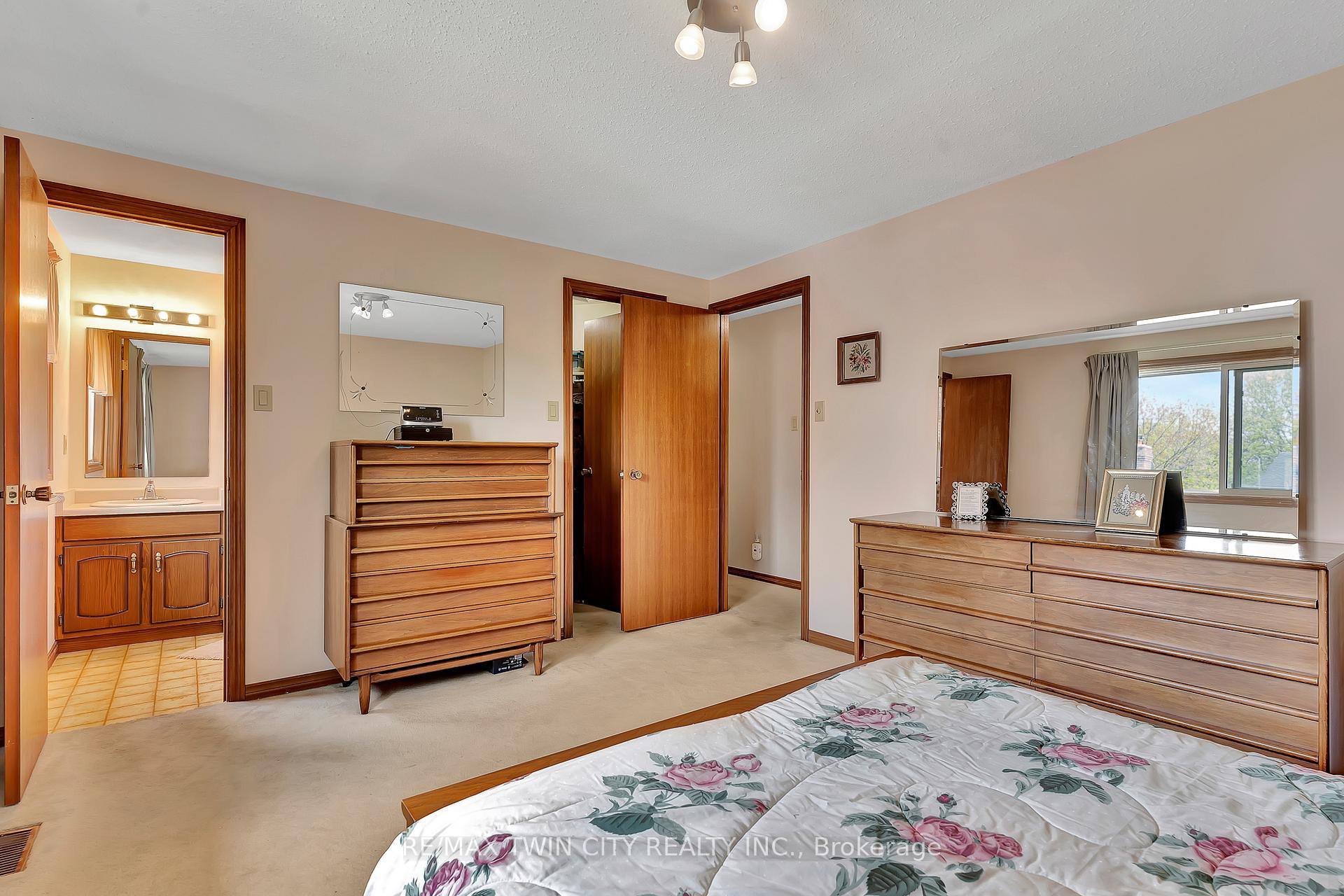 Photo 19 of 331 Auburn Drive, Waterloo — HOMEH