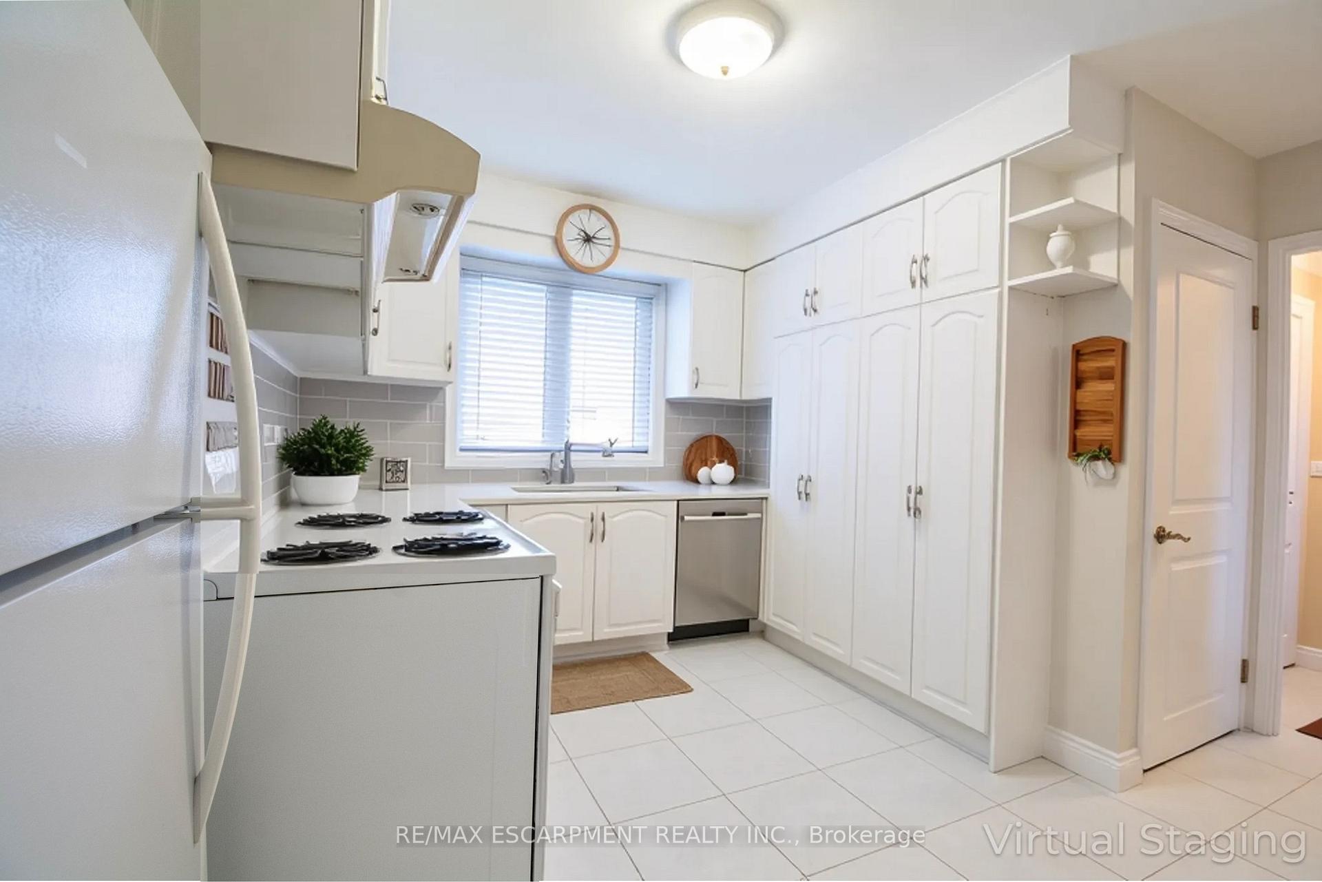 Photo 2 of 111 Castlefield Drive, Hamilton, Hampton Heights — HOMEH
