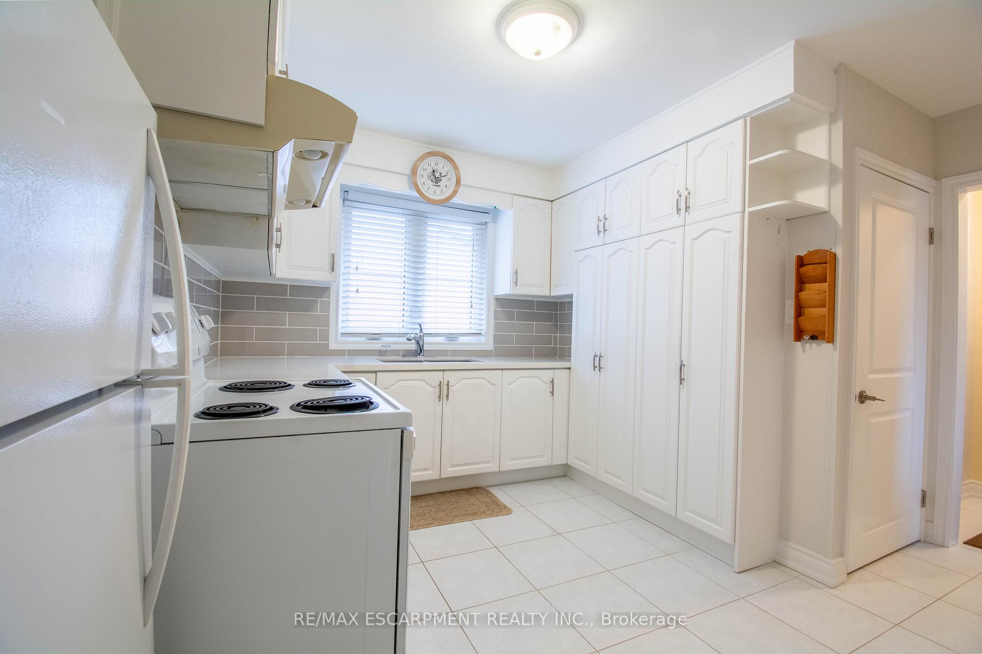 Photo 5 of 111 Castlefield Drive, Hamilton, Hampton Heights — HOMEH