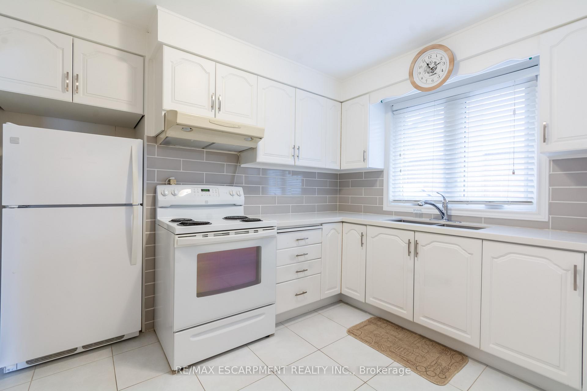 Photo 6 of 111 Castlefield Drive, Hamilton, Hampton Heights — HOMEH