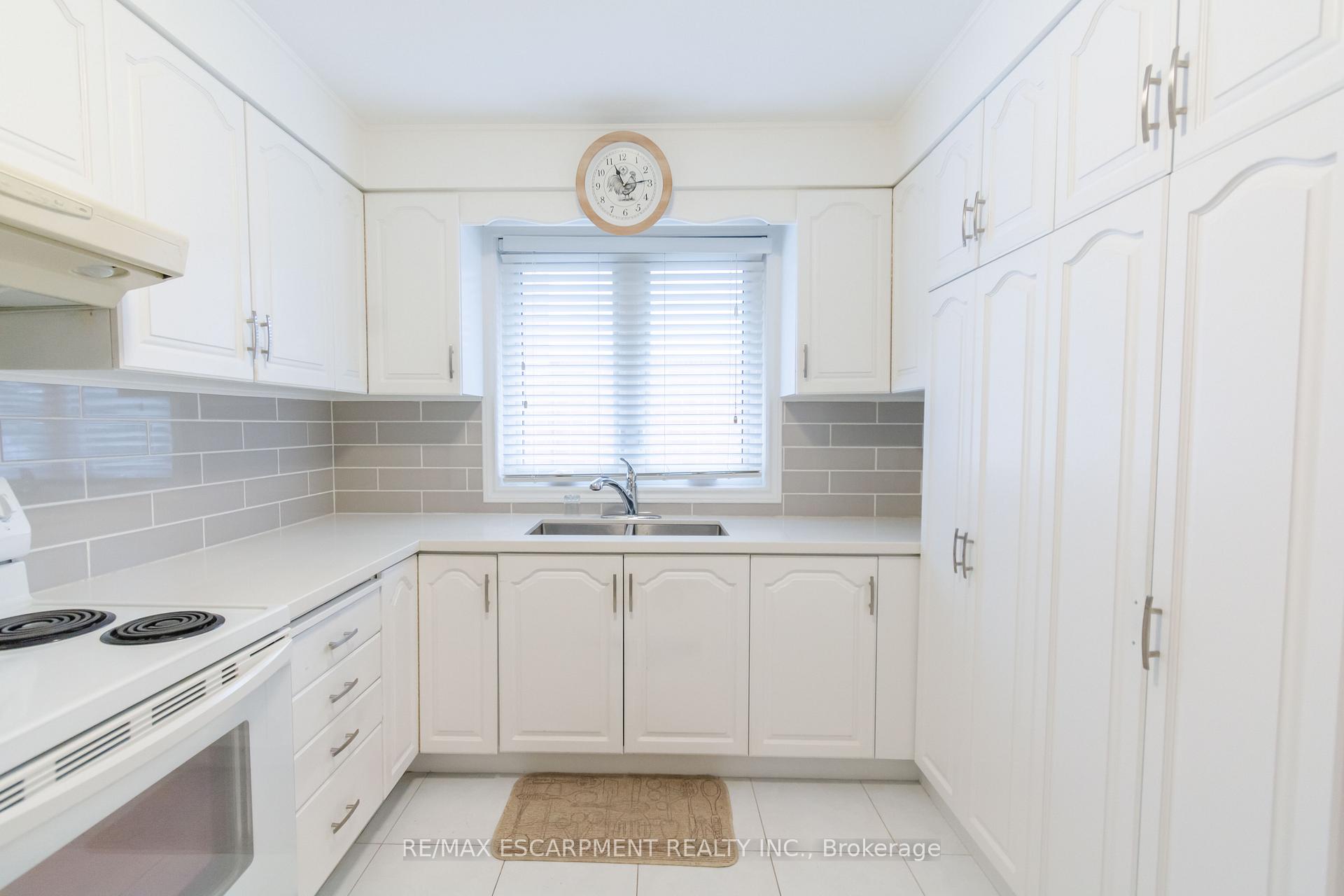Photo 12 of 111 Castlefield Drive, Hamilton, Hampton Heights — HOMEH