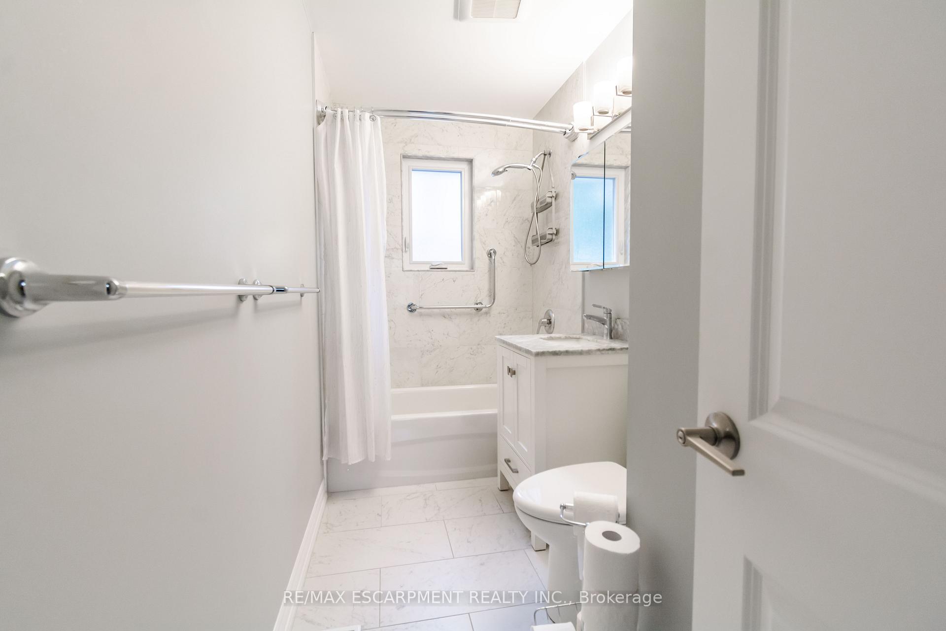 Photo 4 of 111 Castlefield Drive, Hamilton, Hampton Heights — HOMEH