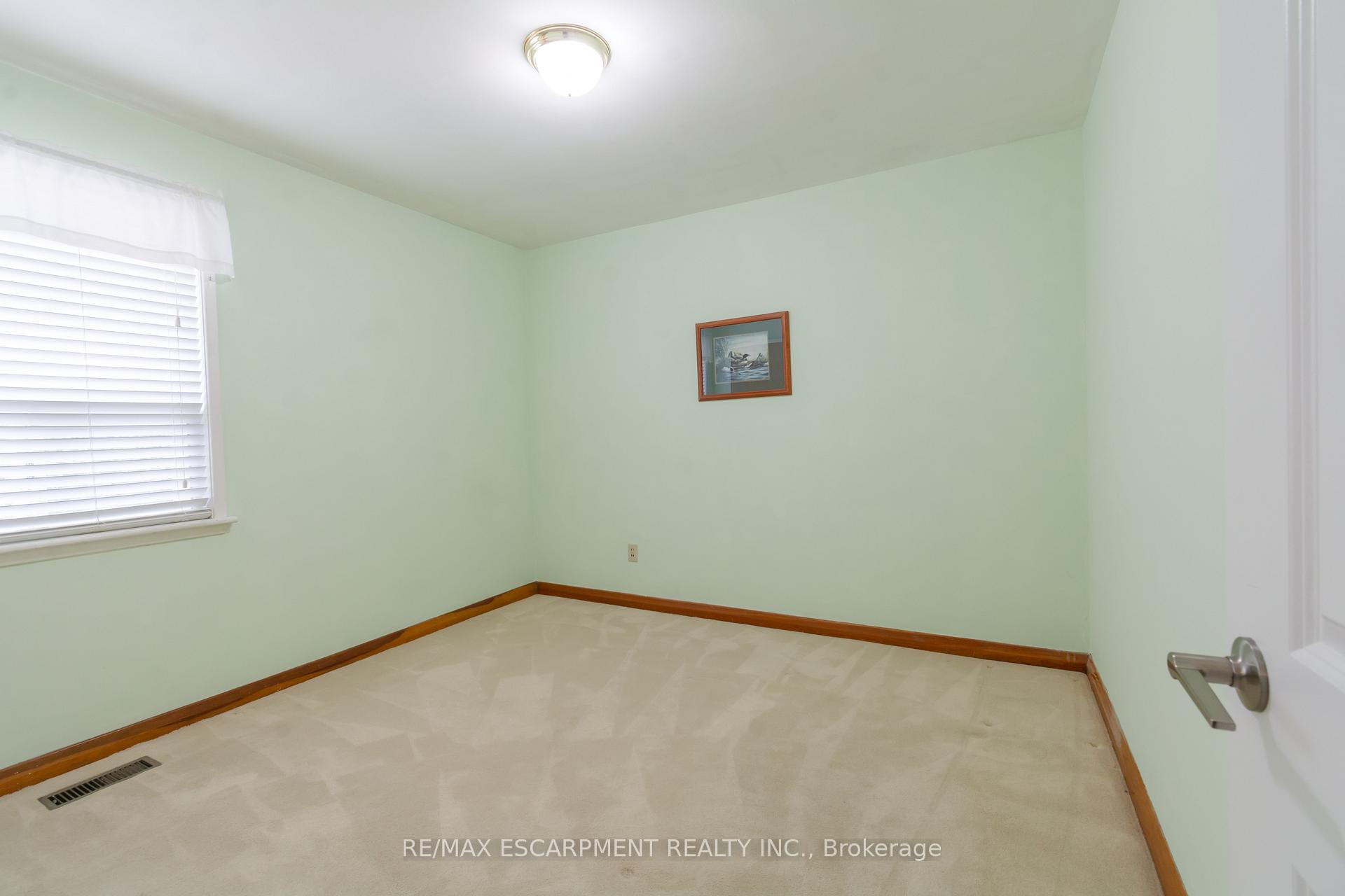 Photo 17 of 111 Castlefield Drive, Hamilton, Hampton Heights — HOMEH