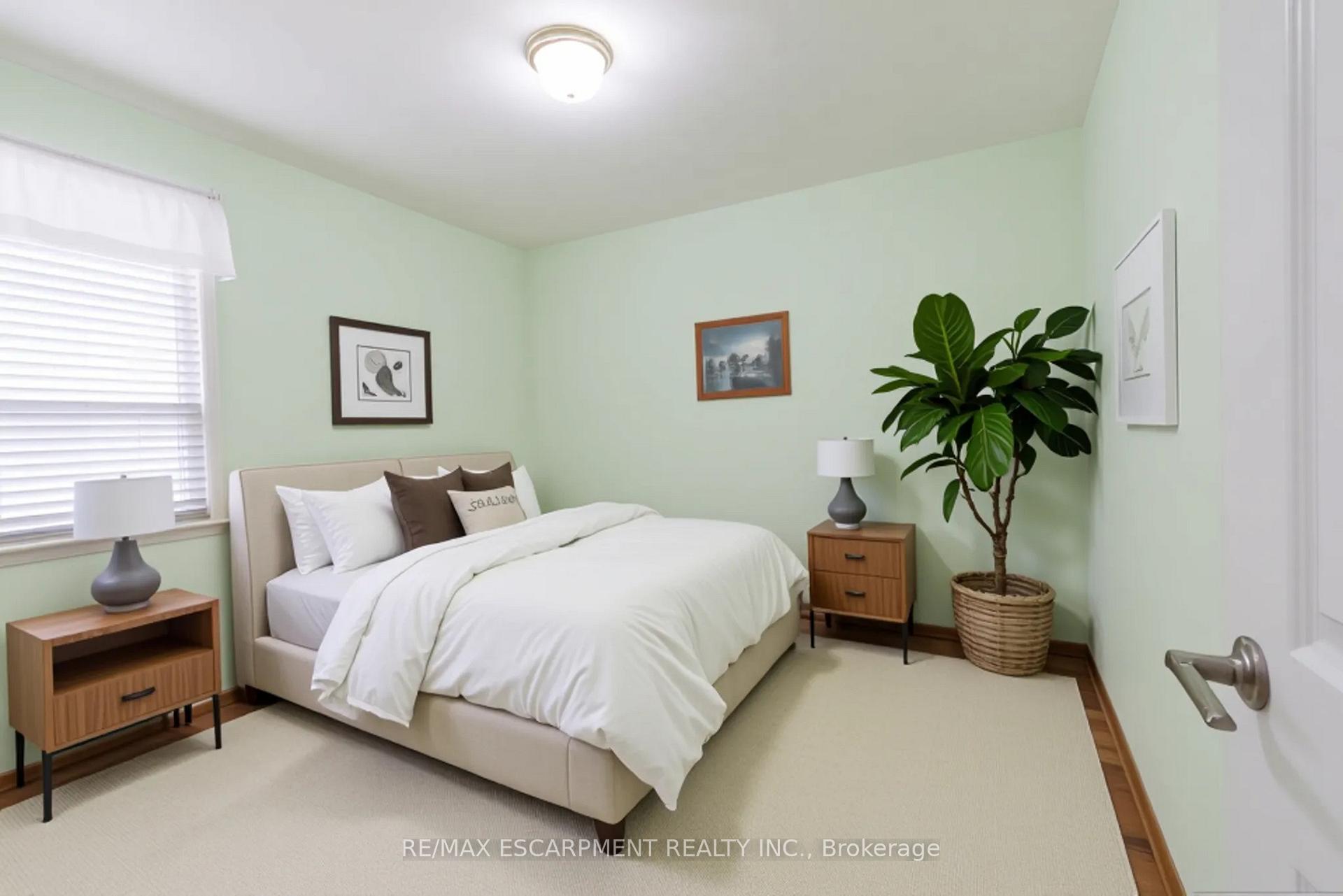 Photo 10 of 111 Castlefield Drive, Hamilton, Hampton Heights — HOMEH