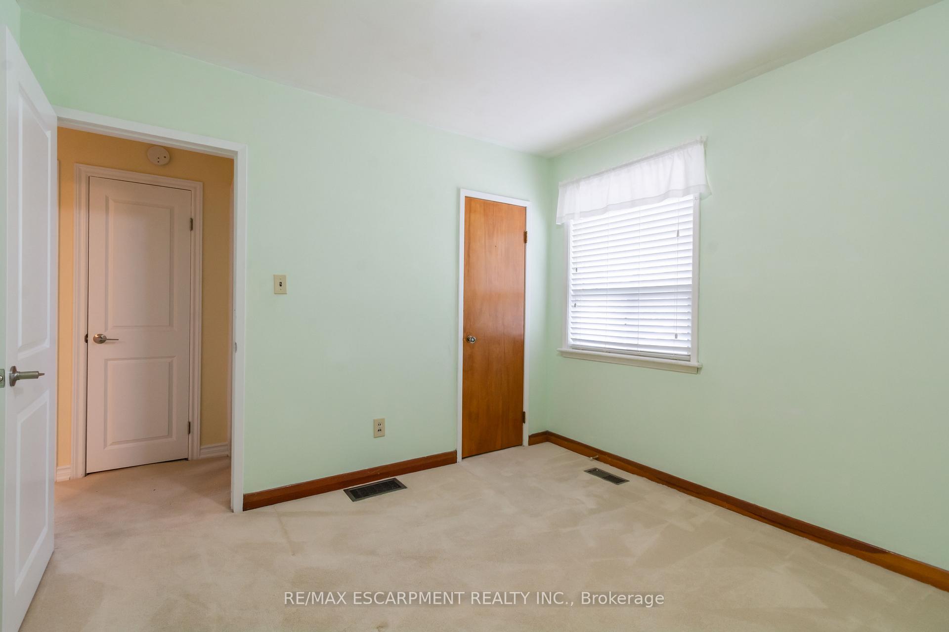 Photo 16 of 111 Castlefield Drive, Hamilton, Hampton Heights — HOMEH