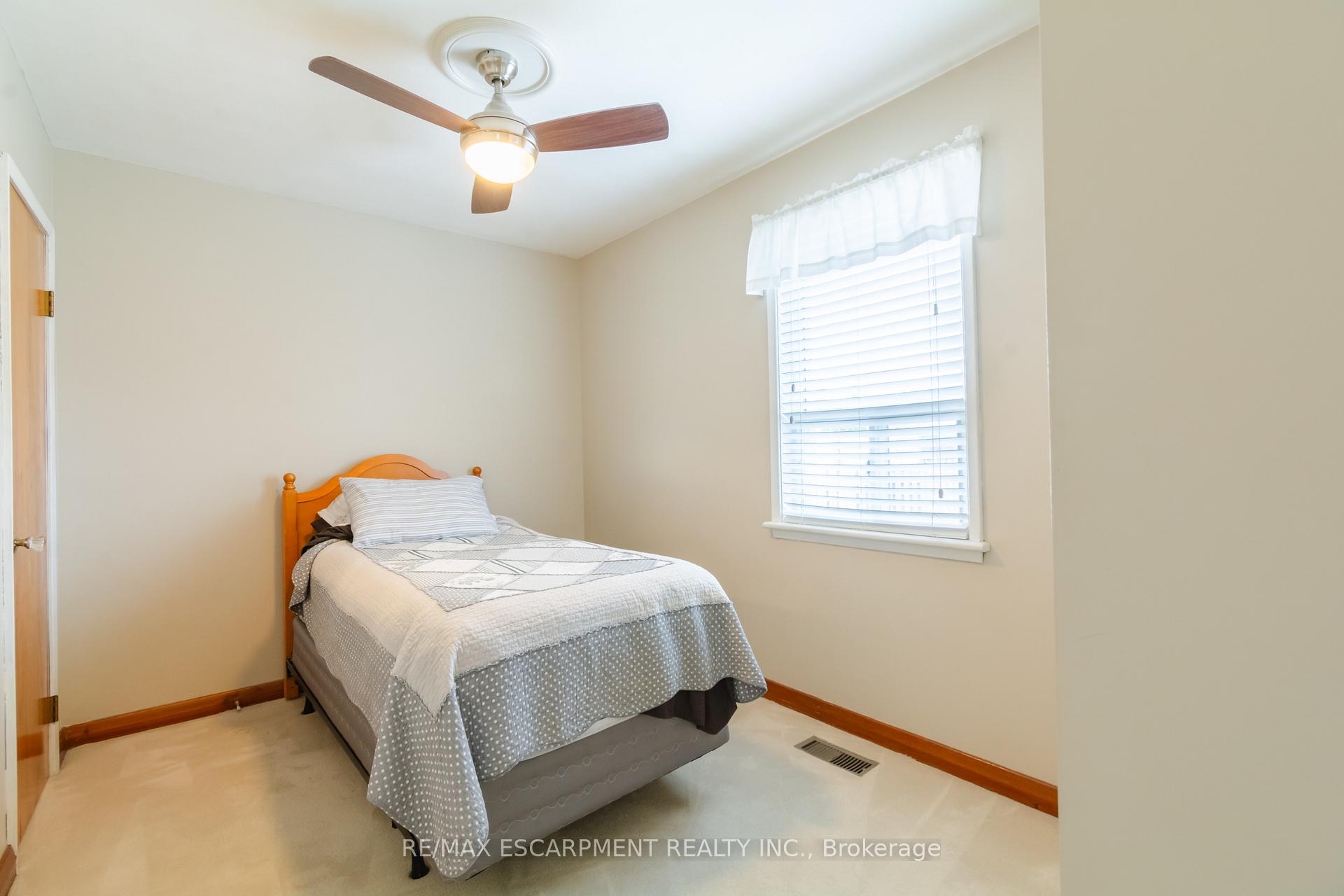 Photo 15 of 111 Castlefield Drive, Hamilton, Hampton Heights — HOMEH