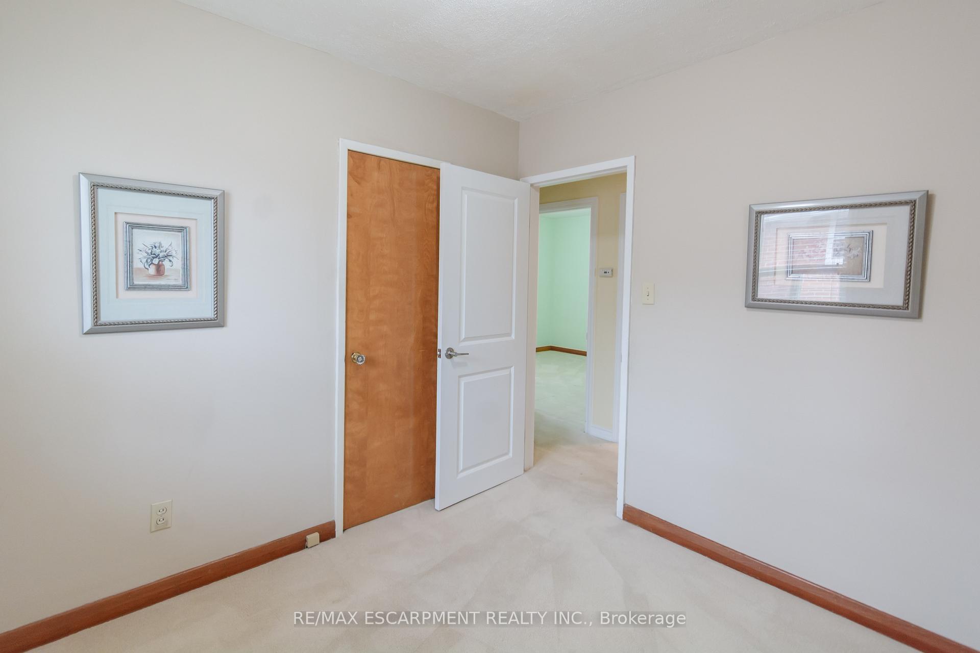 Photo 18 of 111 Castlefield Drive, Hamilton, Hampton Heights — HOMEH