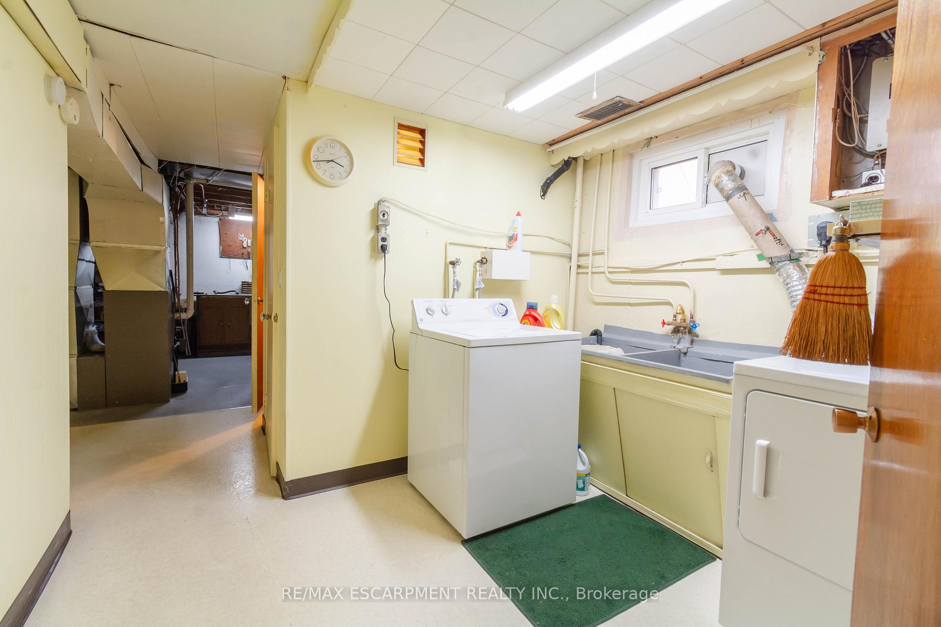 Photo 23 of 111 Castlefield Drive, Hamilton, Hampton Heights — HOMEH