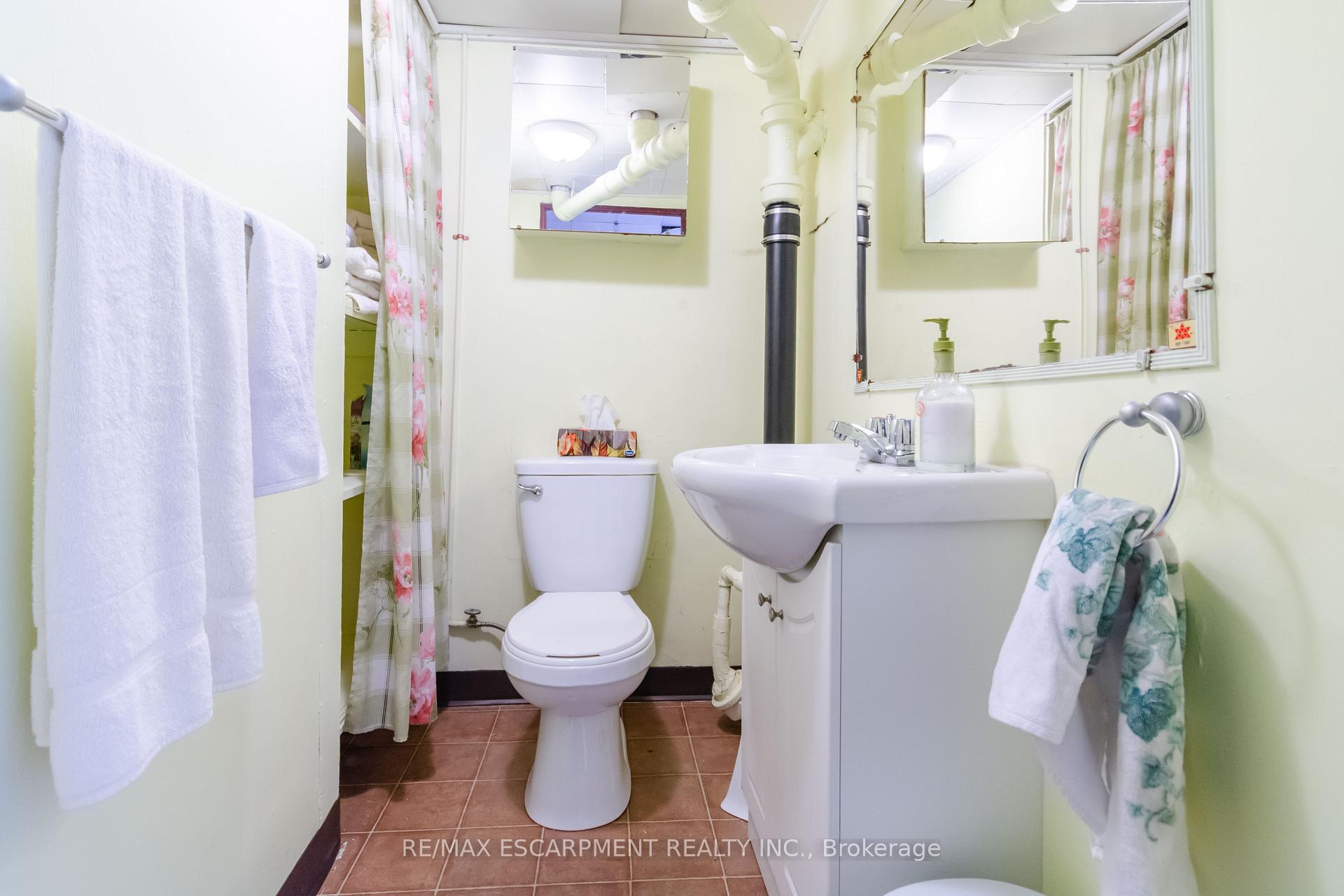 Photo 25 of 111 Castlefield Drive, Hamilton, Hampton Heights — HOMEH