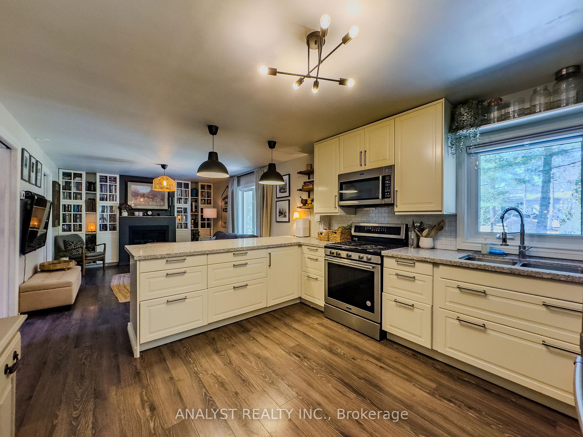 Photo 16 of 37 Lindale Avenue, Tiny, Lafontaine — HOMEH