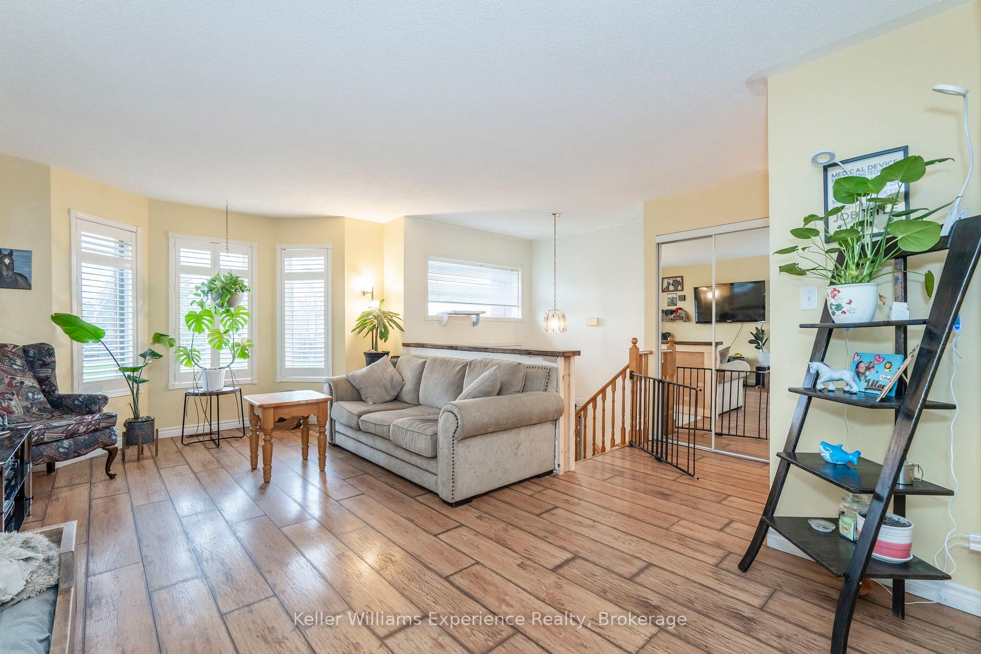Photo 5 of 50 Leo Boulevard, Wasaga Beach — HOMEH