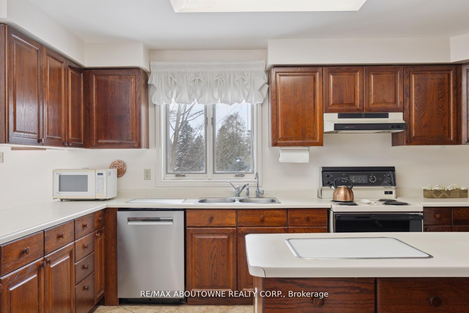 Photo 4 of 22 Matson Drive, Caledon, Palgrave — HOMEH