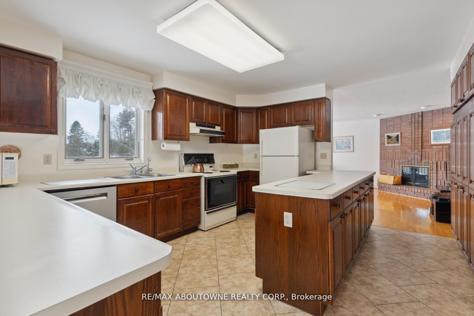 Photo 13 of 22 Matson Drive, Caledon, Palgrave — HOMEH