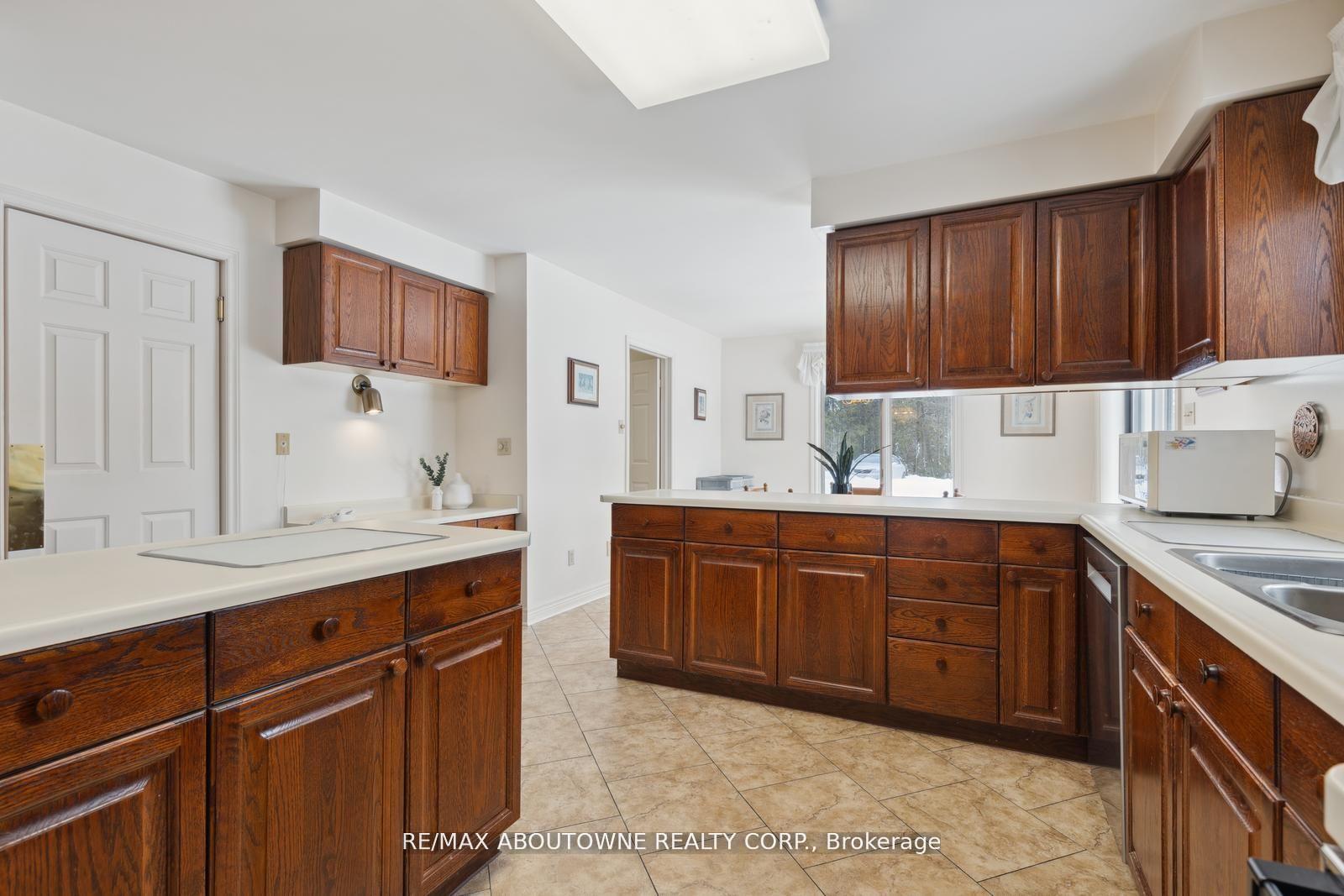 Photo 11 of 22 Matson Drive, Caledon, Palgrave — HOMEH