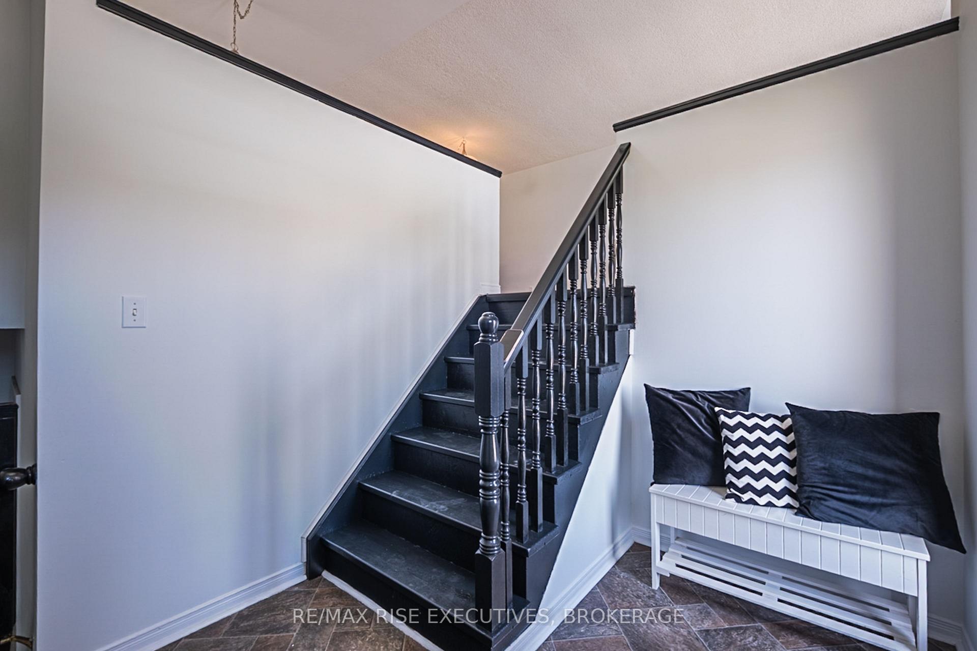 Photo 4 of 663 Barnsley Crescent E, Kingston, City Southwest — HOMEH