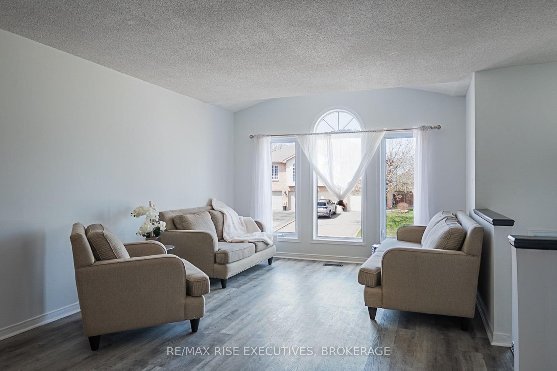 Photo 24 of 663 Barnsley Crescent E, Kingston, City Southwest — HOMEH
