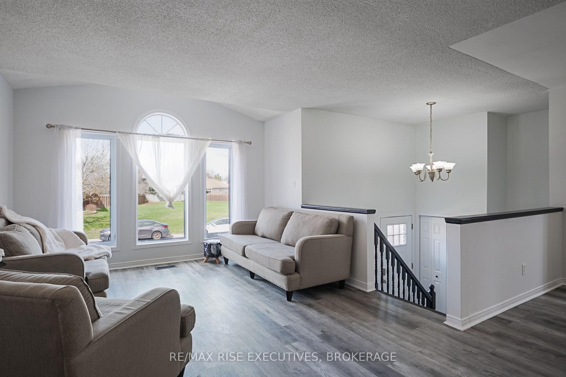 Photo 6 of 663 Barnsley Crescent E, Kingston, City Southwest — HOMEH