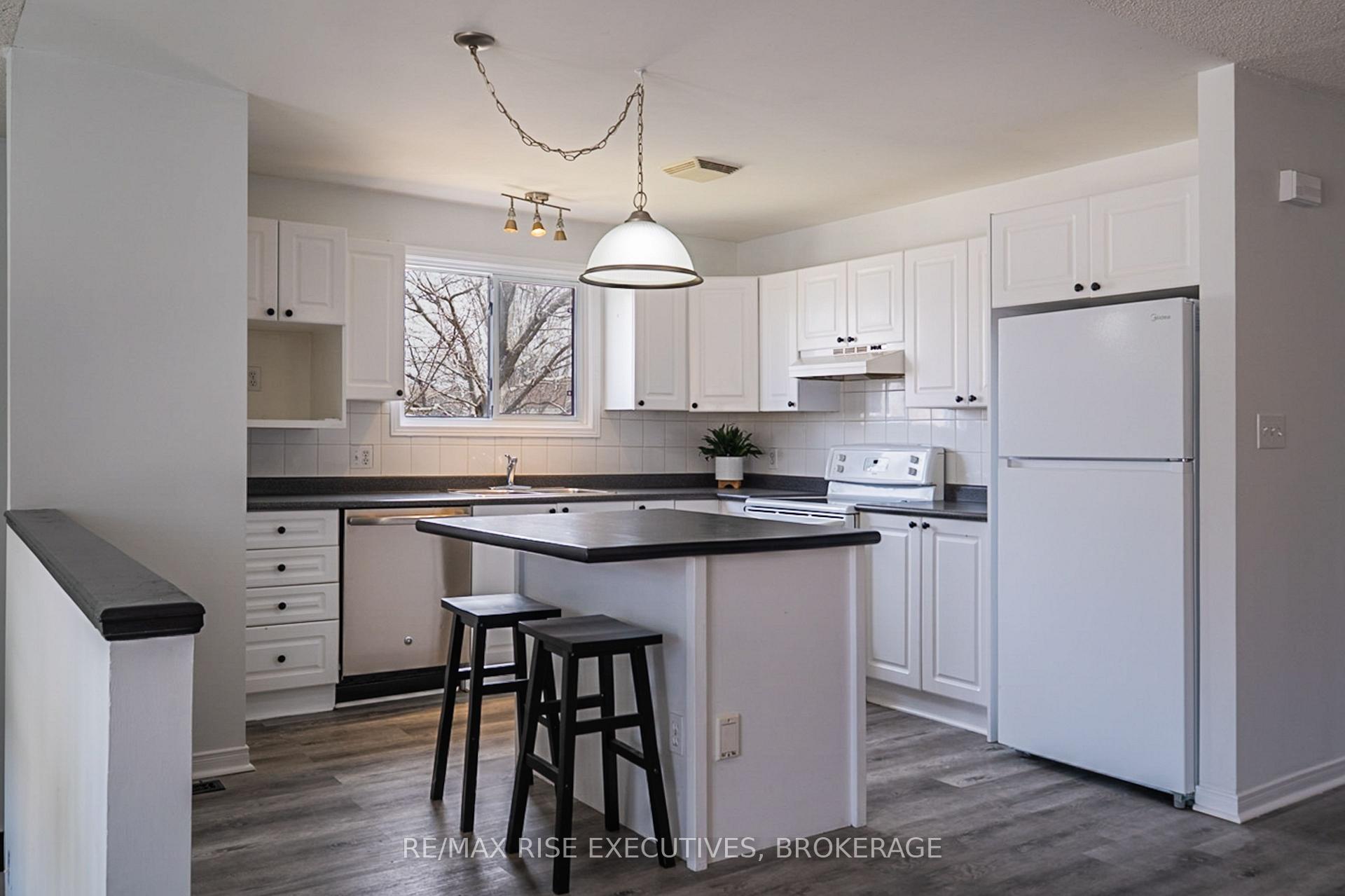 Photo 3 of 663 Barnsley Crescent E, Kingston, City Southwest — HOMEH