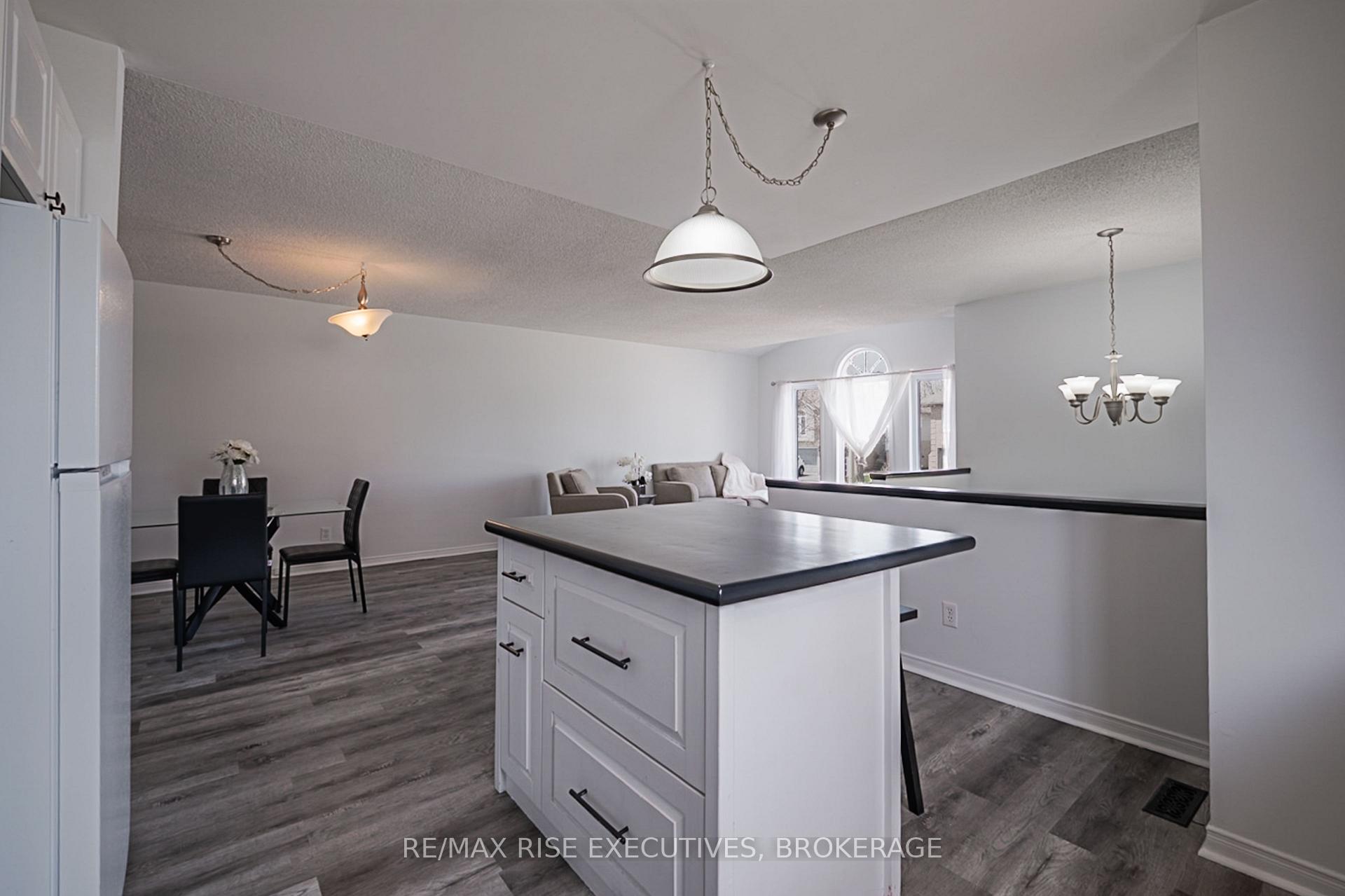 Photo 5 of 663 Barnsley Crescent E, Kingston, City Southwest — HOMEH