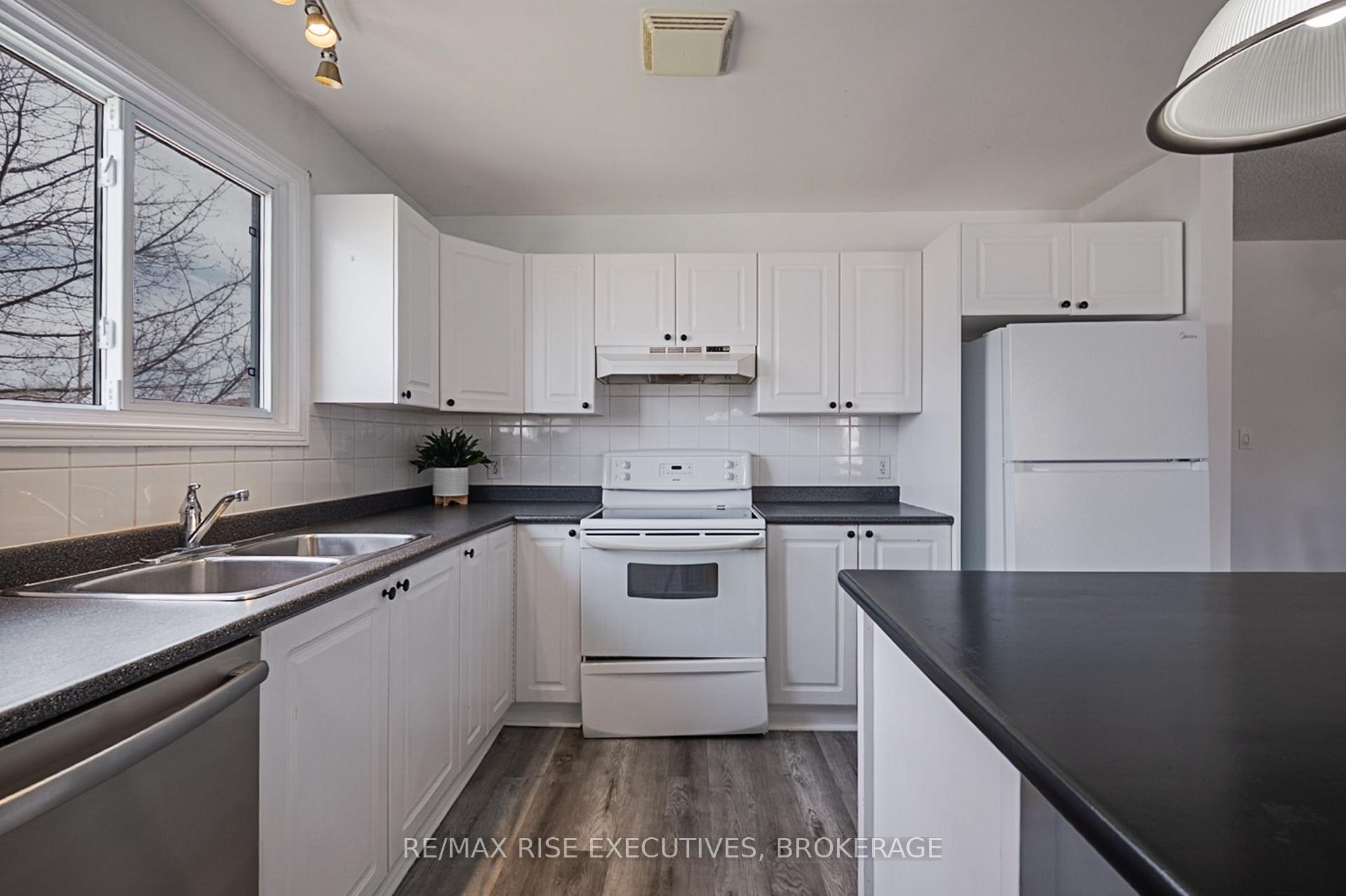 Photo 2 of 663 Barnsley Crescent E, Kingston, City Southwest — HOMEH