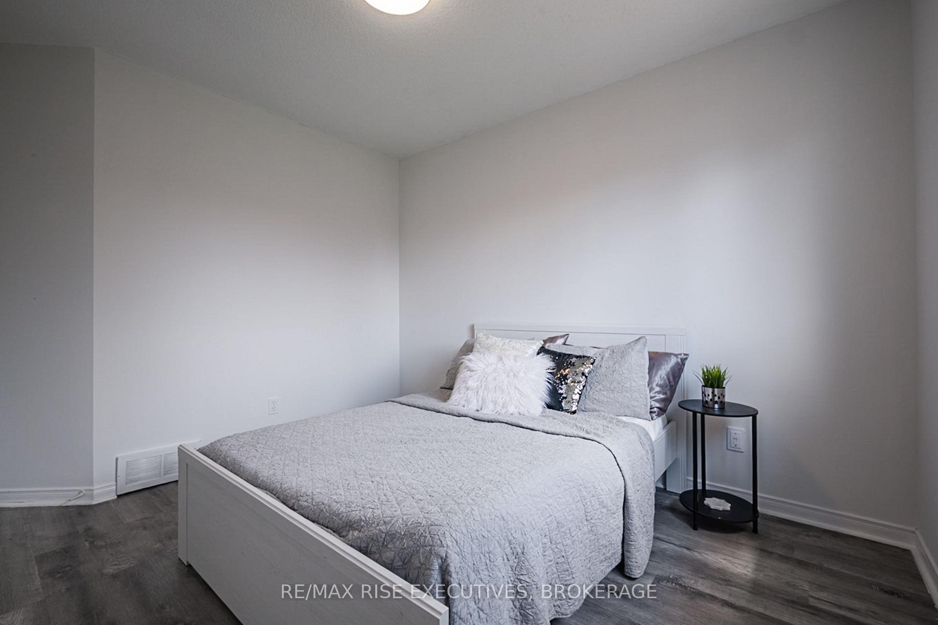 Photo 10 of 663 Barnsley Crescent E, Kingston, City Southwest — HOMEH