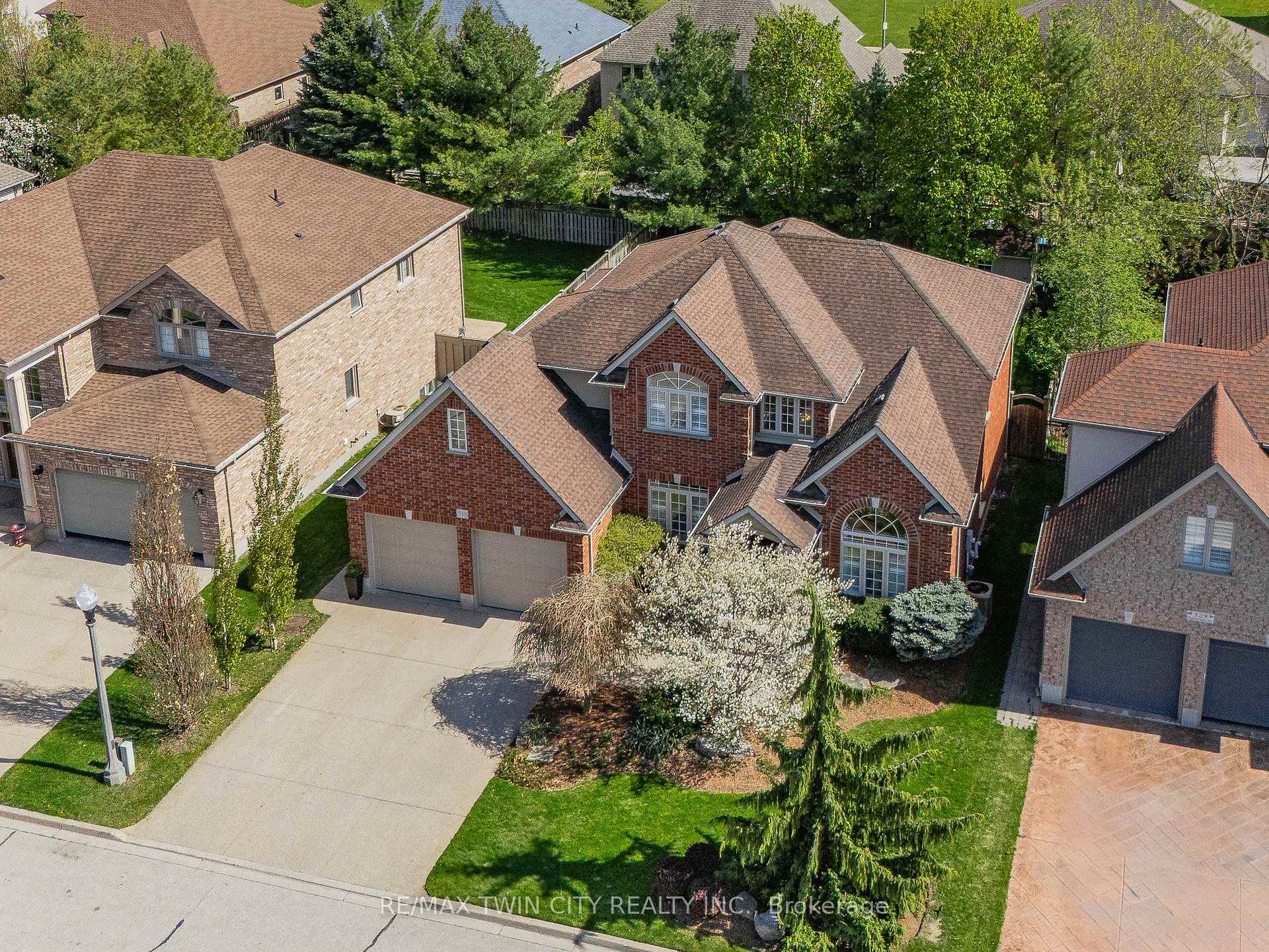 Photo 13 of 533 Falconridge Crescent, Kitchener — HOMEH