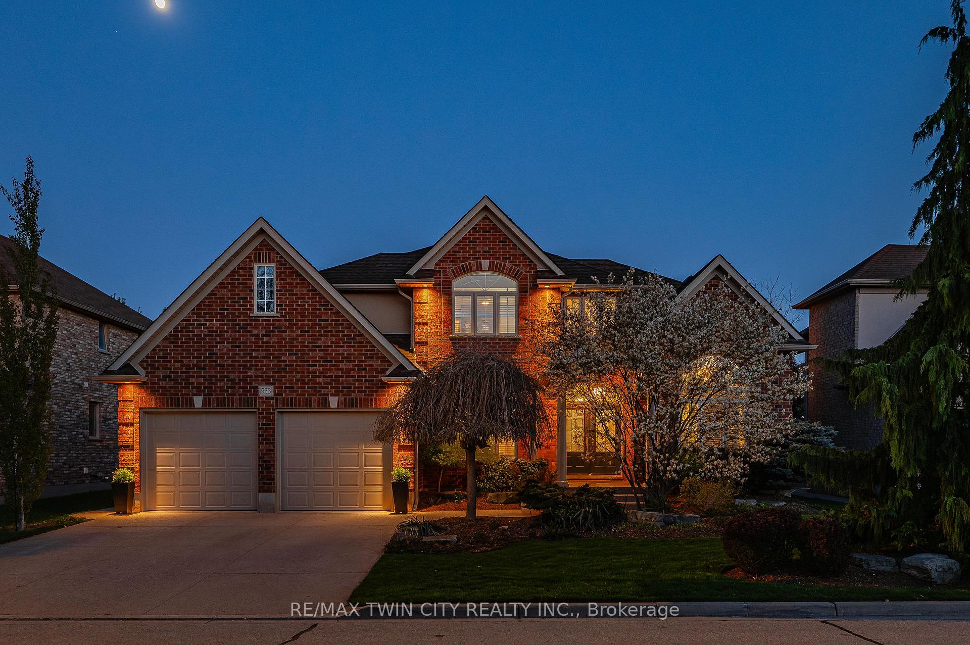 Photo 12 of 533 Falconridge Crescent, Kitchener — HOMEH