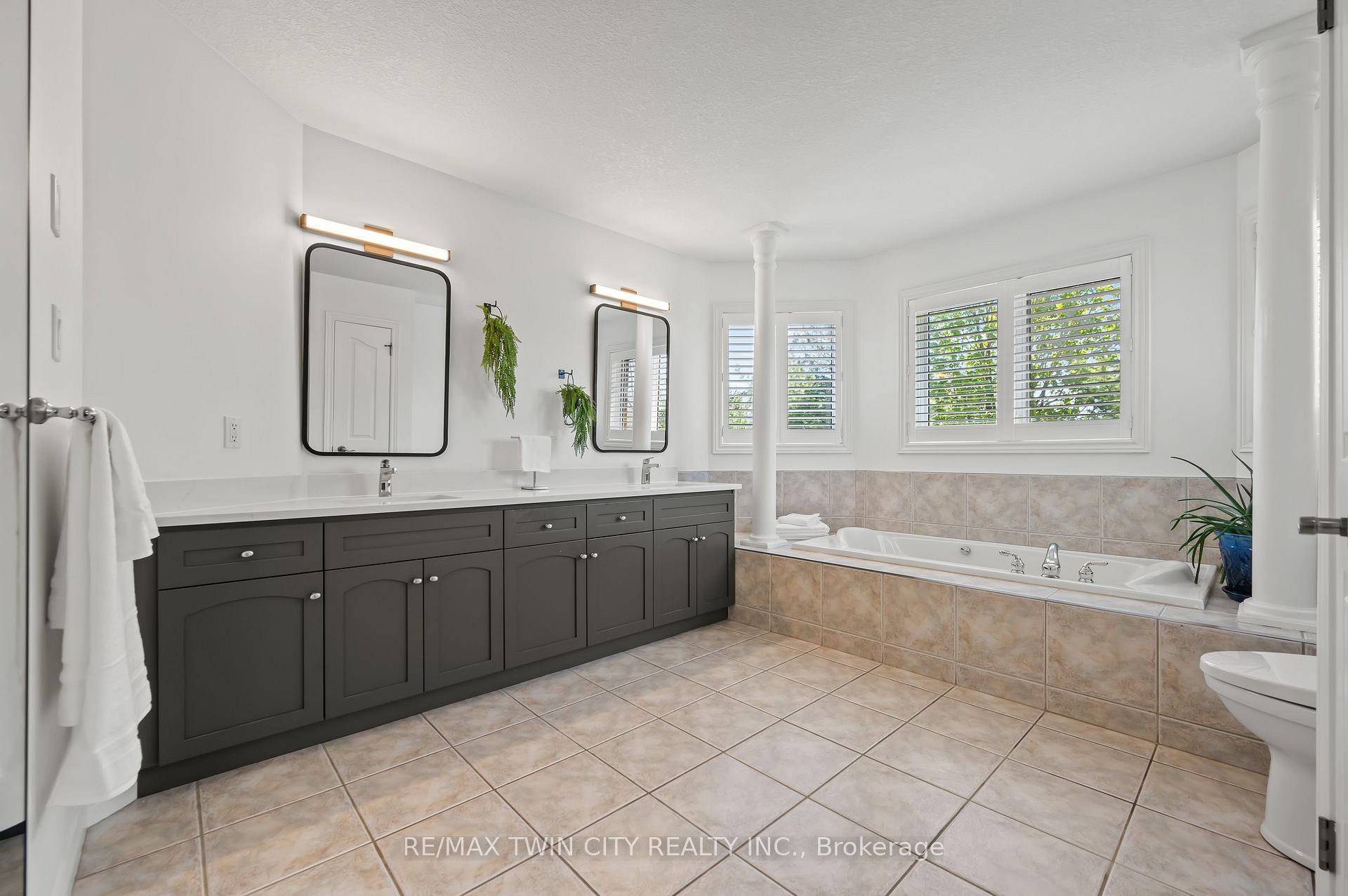 Photo 36 of 533 Falconridge Crescent, Kitchener — HOMEH