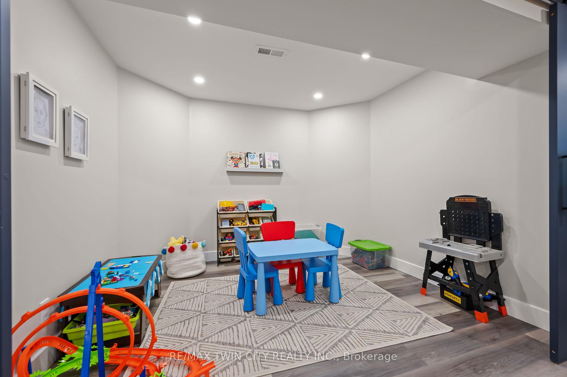 Photo 29 of 533 Falconridge Crescent, Kitchener — HOMEH