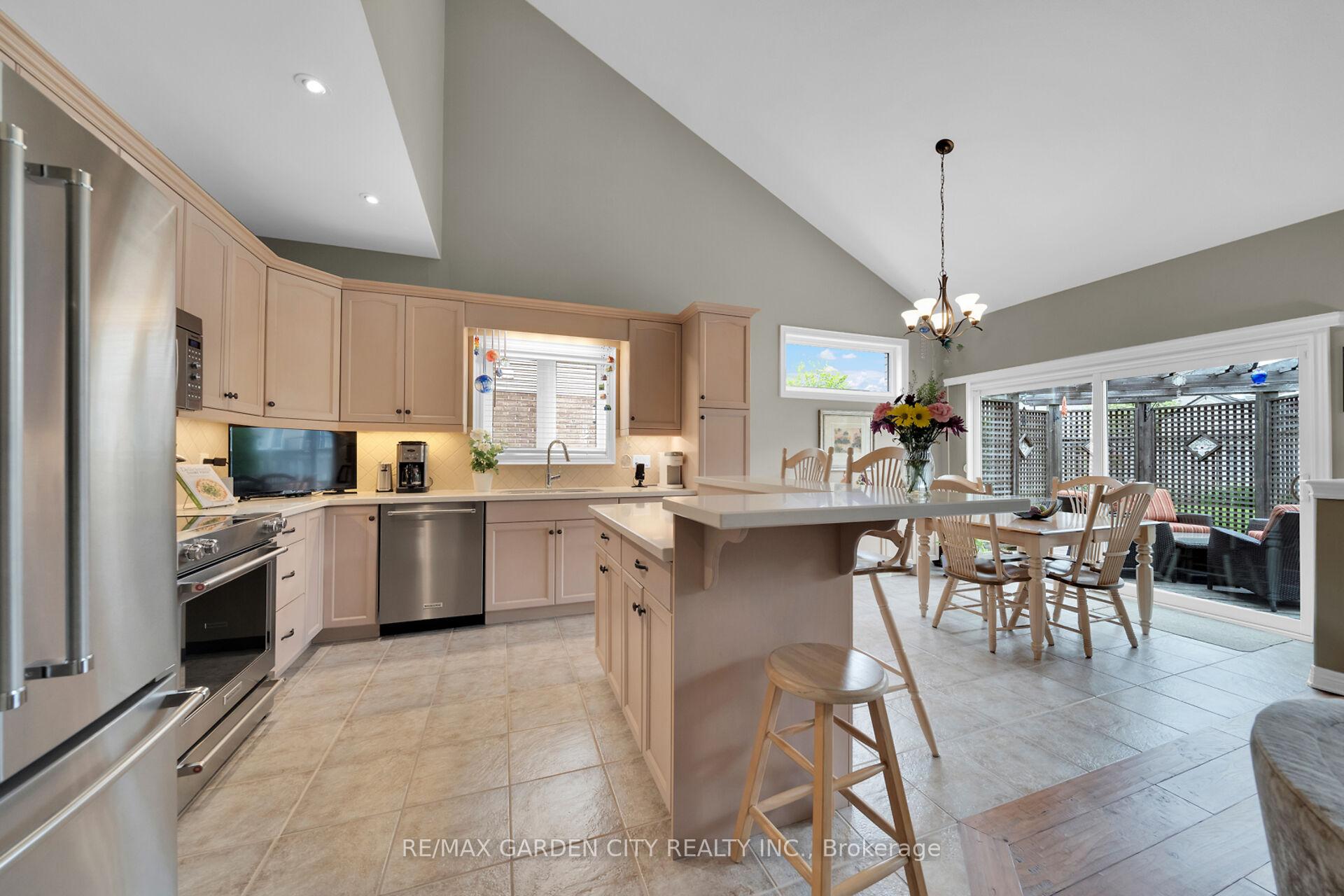 Photo 16 of 50 Hewitt Drive, Grimsby, Grimsby East — HOMEH