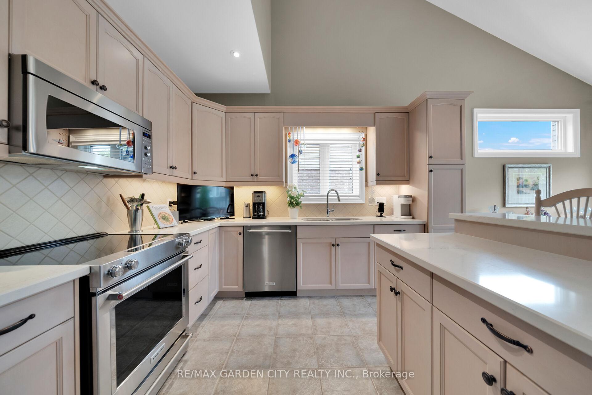Photo 8 of 50 Hewitt Drive, Grimsby, Grimsby East — HOMEH
