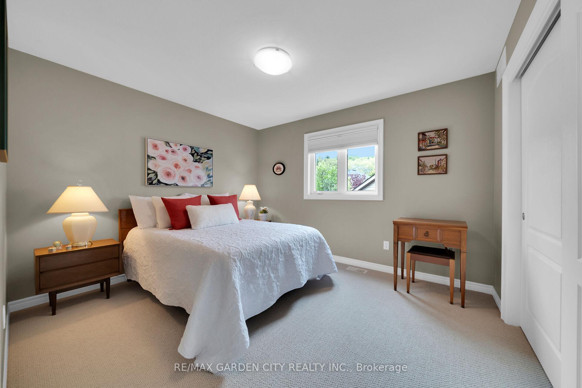 Photo 48 of 50 Hewitt Drive, Grimsby, Grimsby East — HOMEH