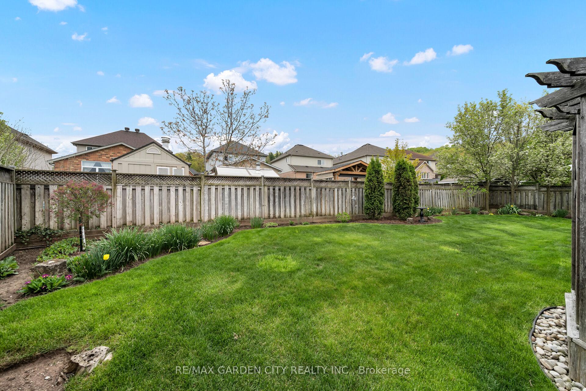 Photo 34 of 50 Hewitt Drive, Grimsby, Grimsby East — HOMEH